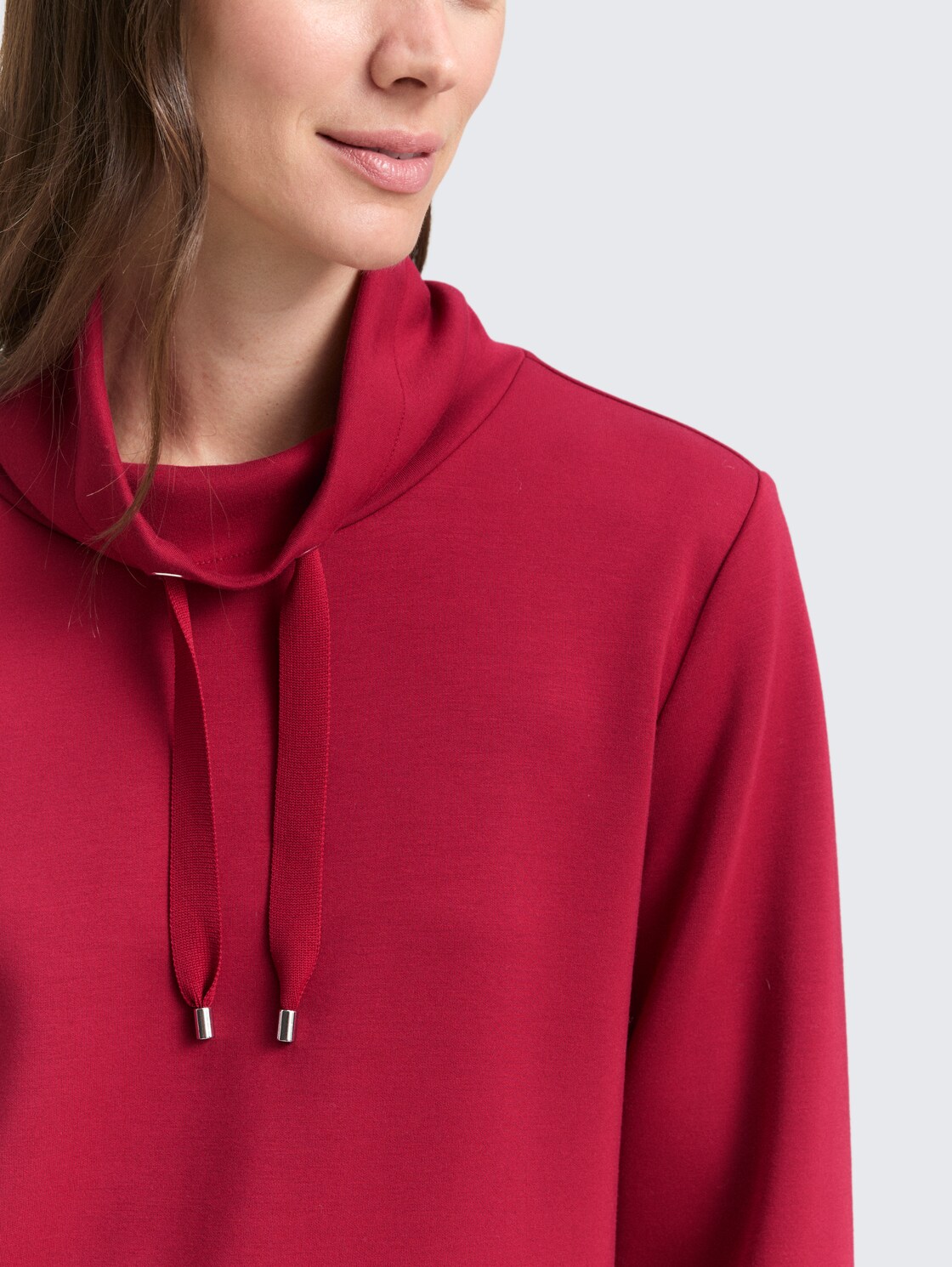Scuba Sweatshirt mit Stehkragen - Rumba Red - Detail-Model-Ansicht