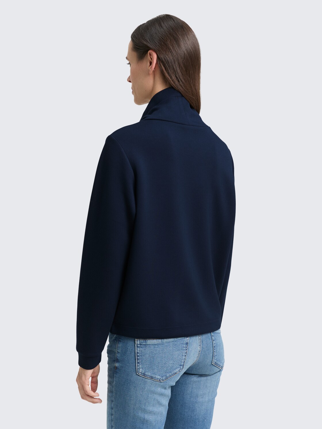 Scuba Sweatshirt mit Stehkragen - sky captain blue - Auschnitt Model-Rückansicht