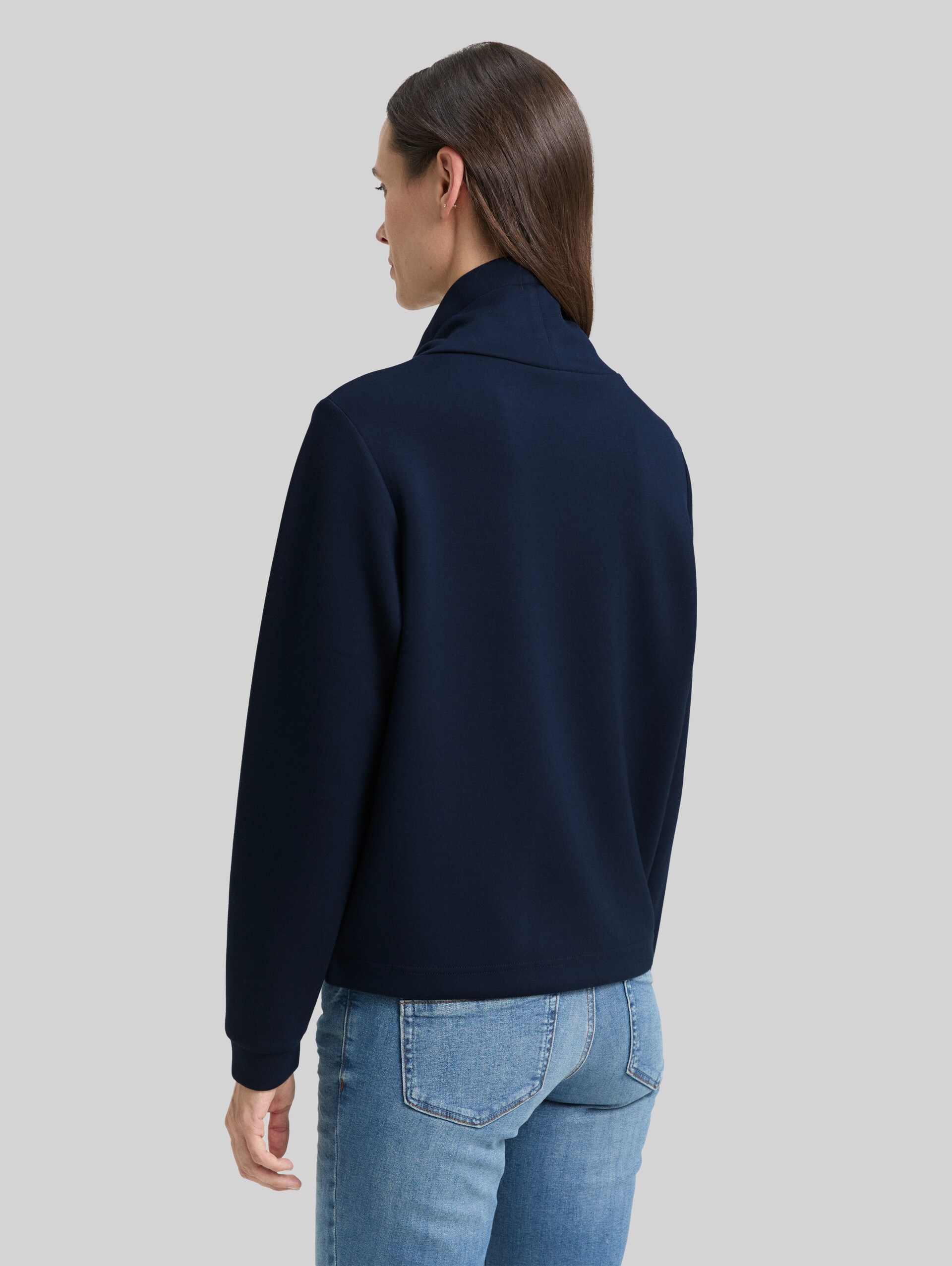 Scuba sweatshirt with stand-up collar - sky captain blue - Neckline model-back view