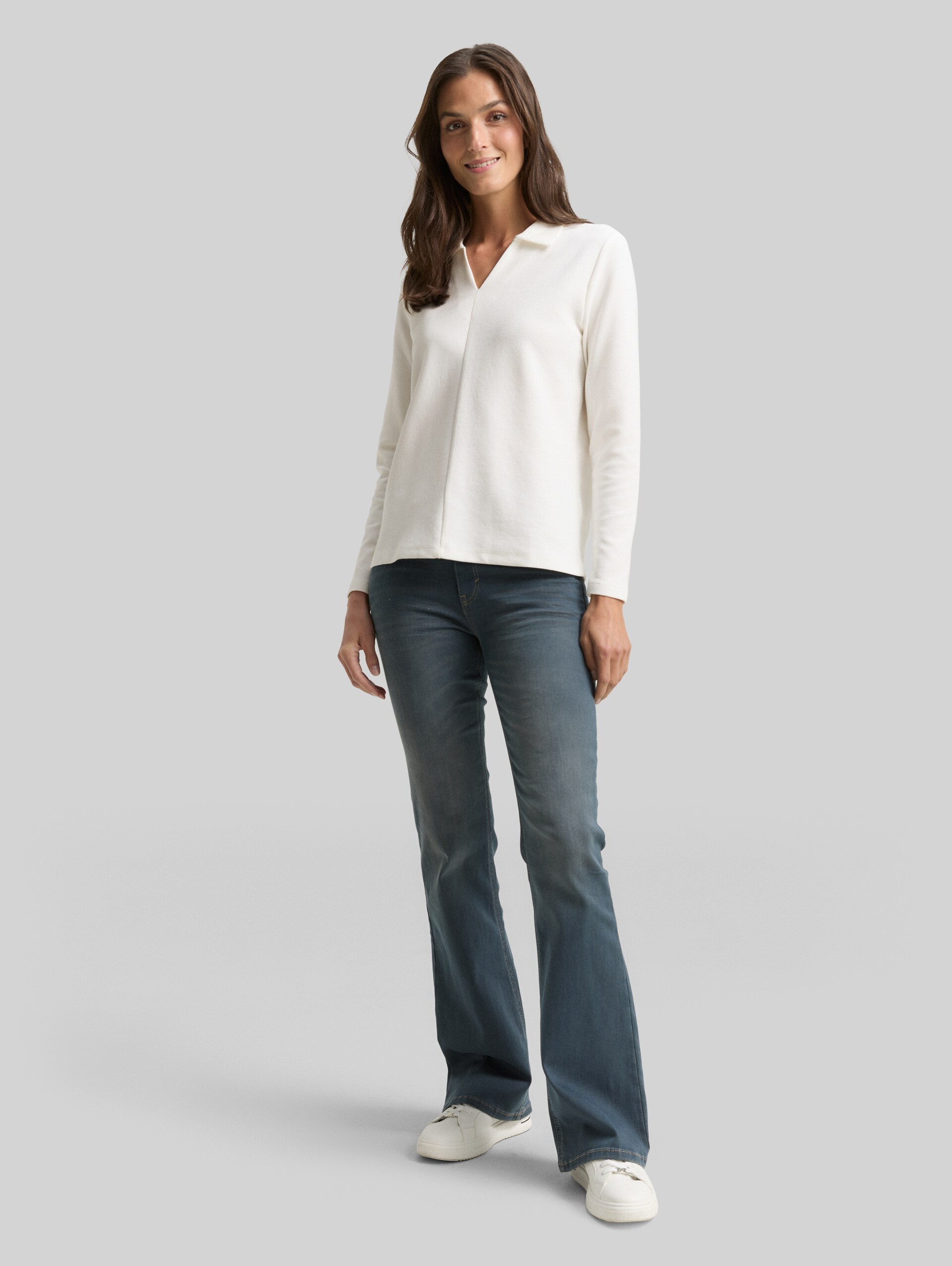 Langarmshirt mit Polokragen - Whisper White - Model-Vorderansicht