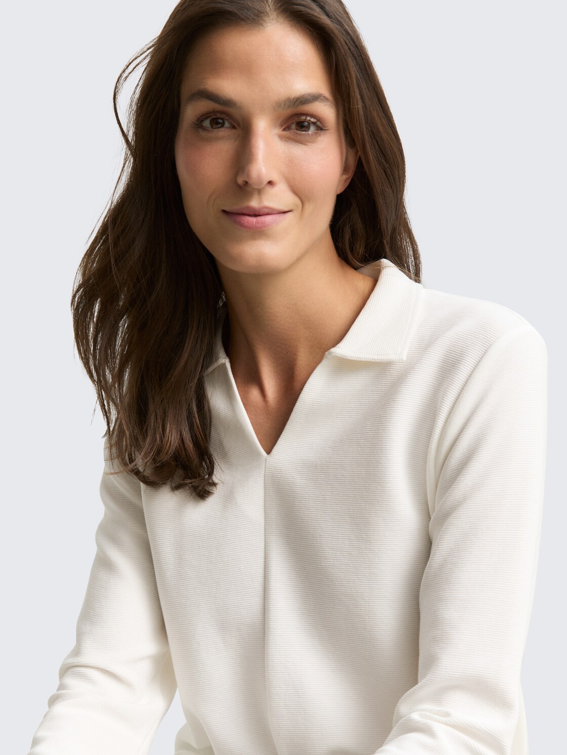 Langarmshirt mit Polokragen - Whisper White - Detail-Model-Ansicht