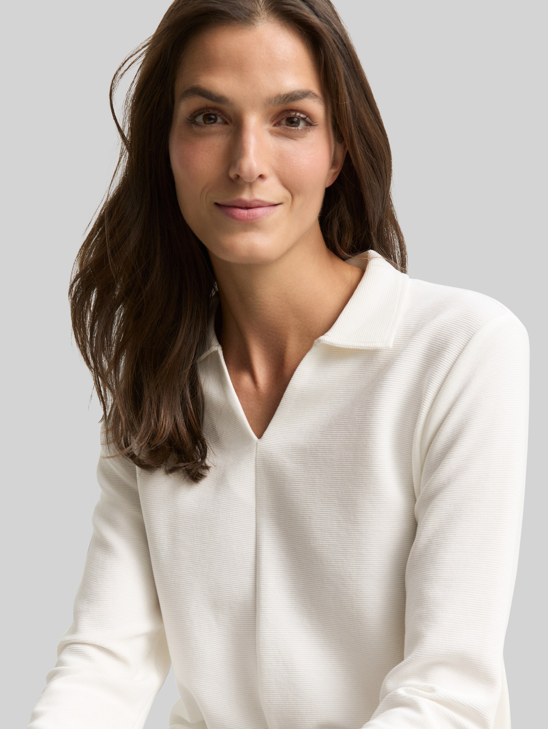 Langarmshirt mit Polokragen - Whisper White - Detail-Model-Ansicht