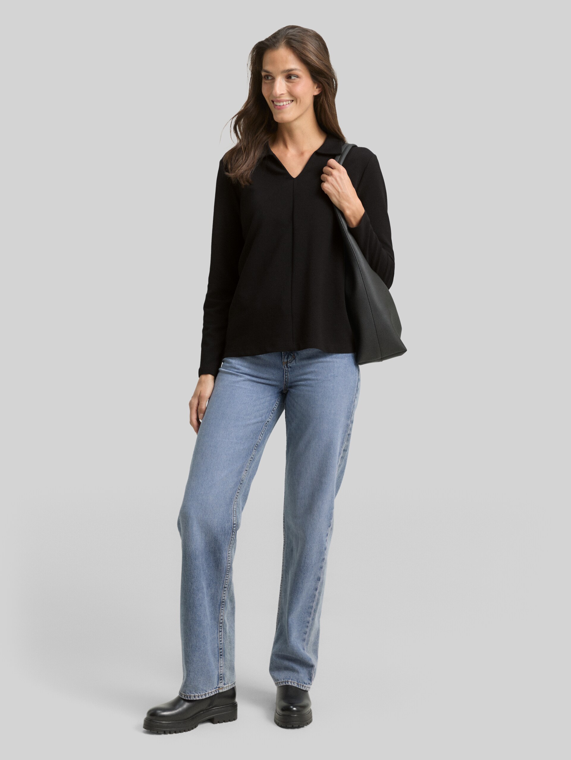 Langarmshirt mit Polokragen - deep black - Model-Vorderansicht