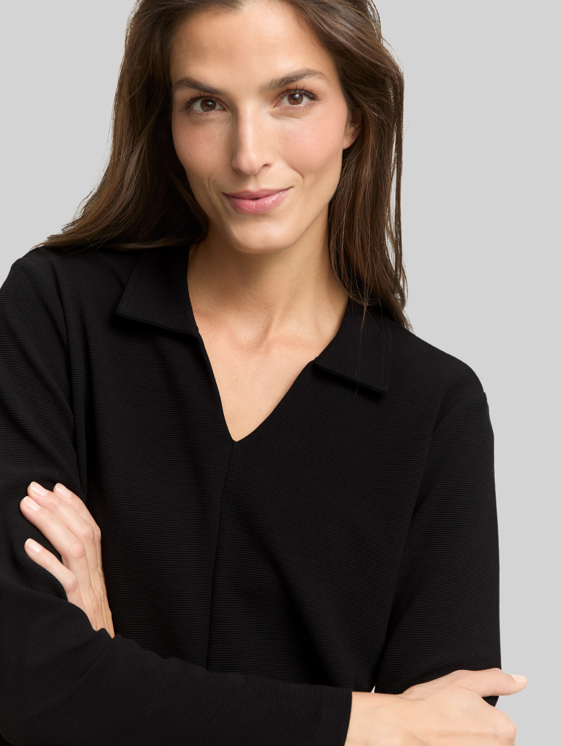 Langarmshirt mit Polokragen - deep black - Detail-Model-Ansicht