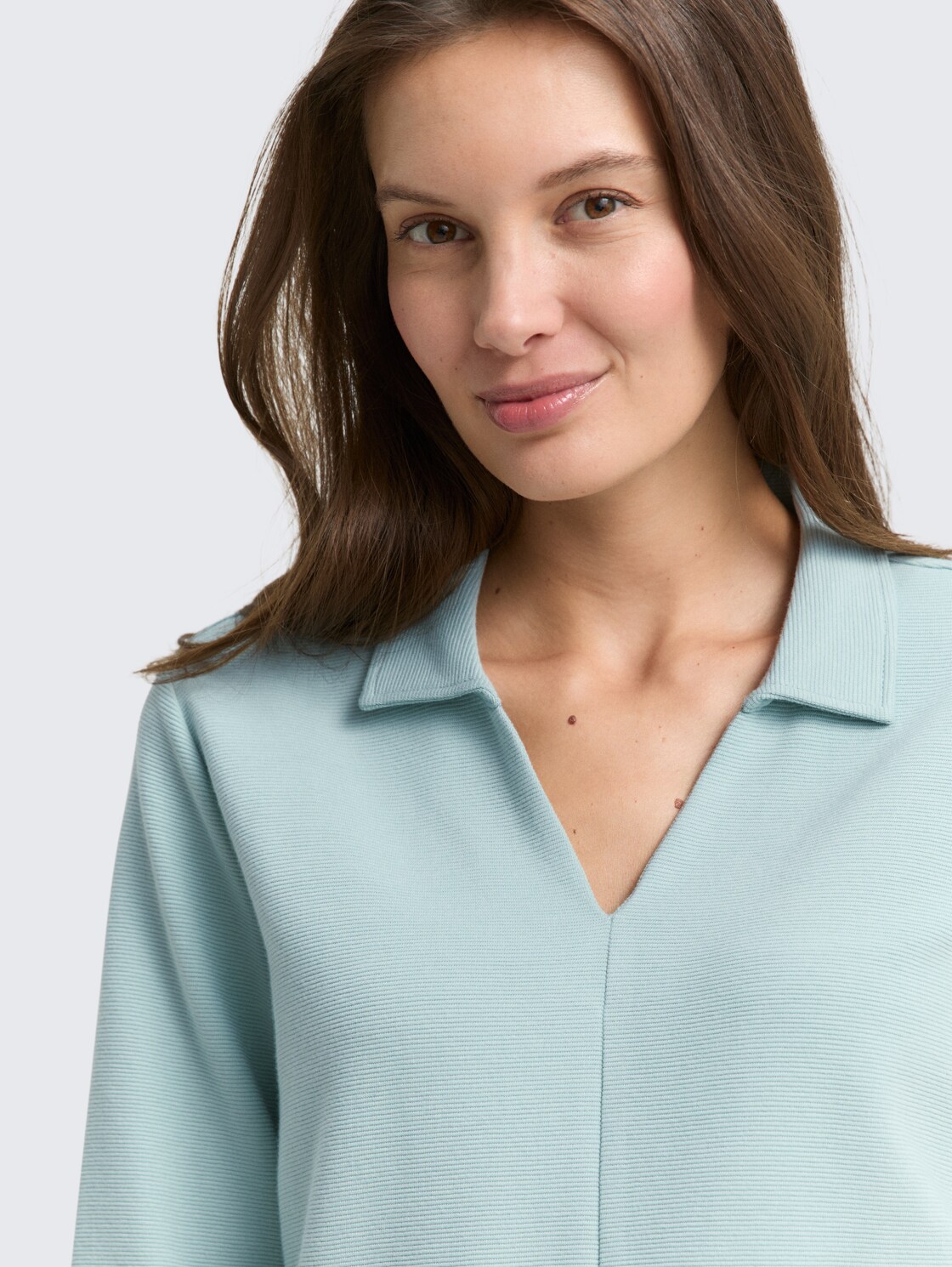 Langarmshirt mit Polokragen - white moss - Detail-Model-Ansicht