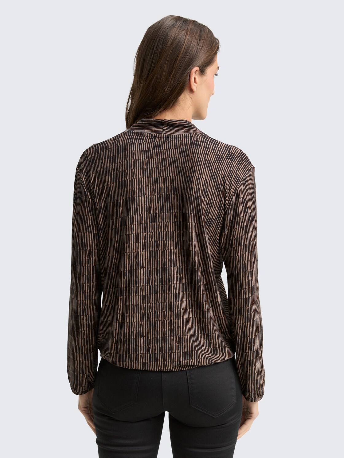 Shirt met lange mouwen en patroon - irregular beige graphic design - Neklijn model-achteraanzicht