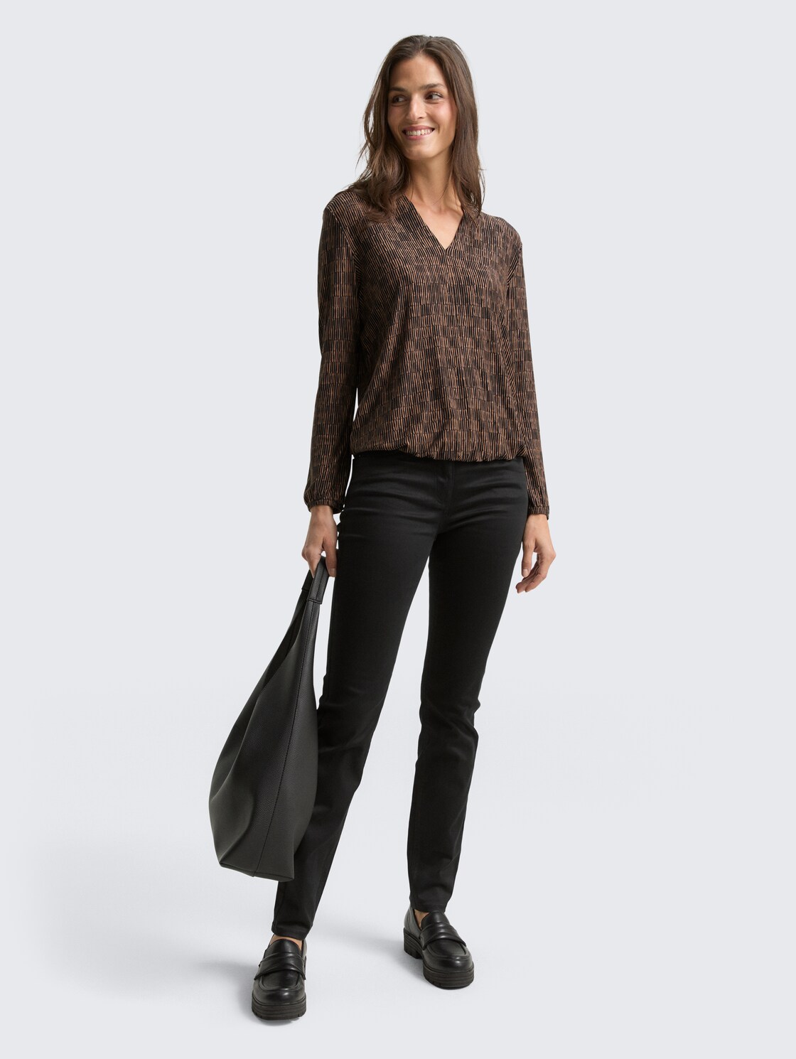 Shirt met lange mouwen en patroon - irregular beige graphic design - Model vooraanzicht