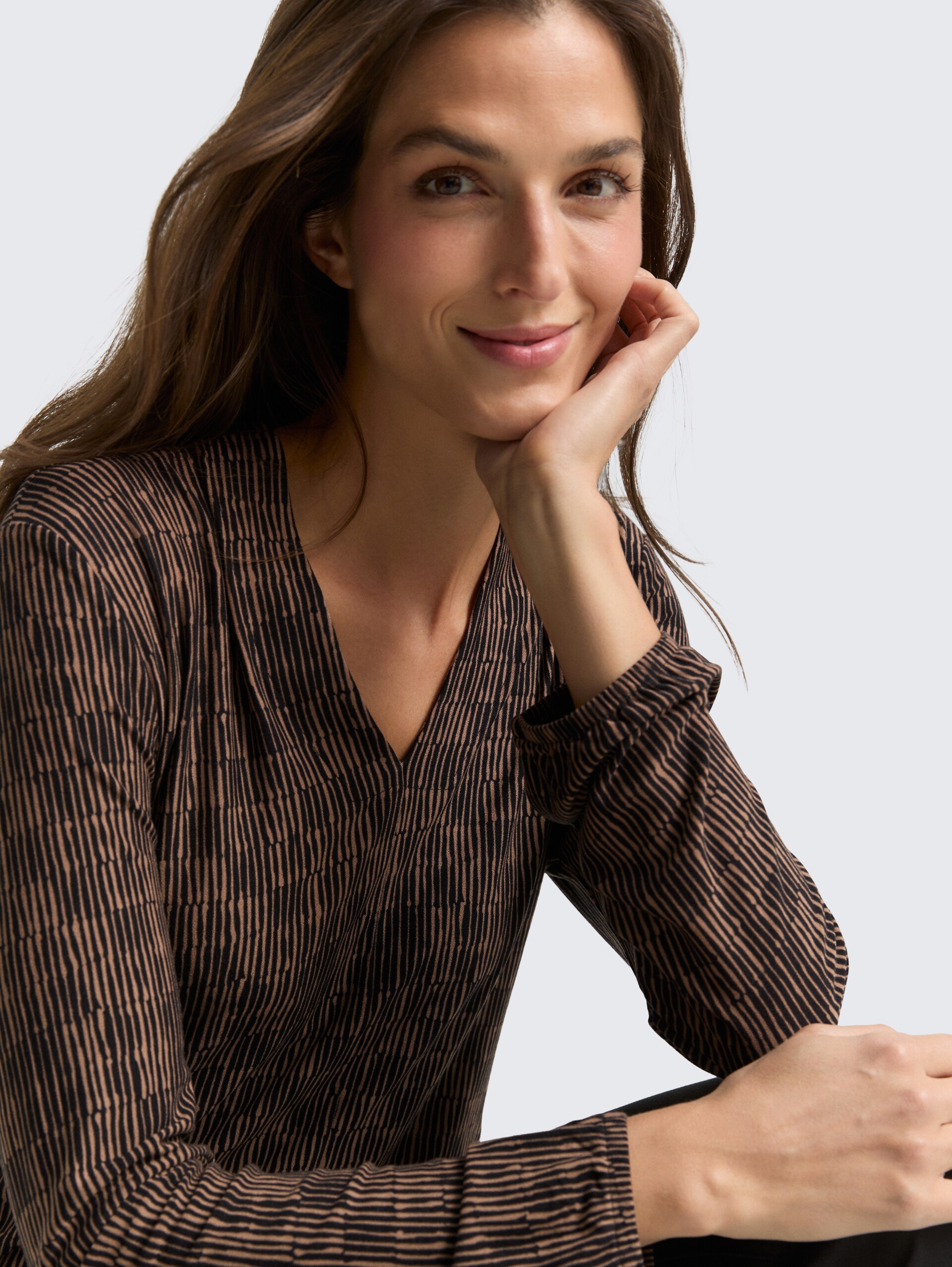 Shirt met lange mouwen met patroon - irregular beige graphic design - Detailaanzicht model