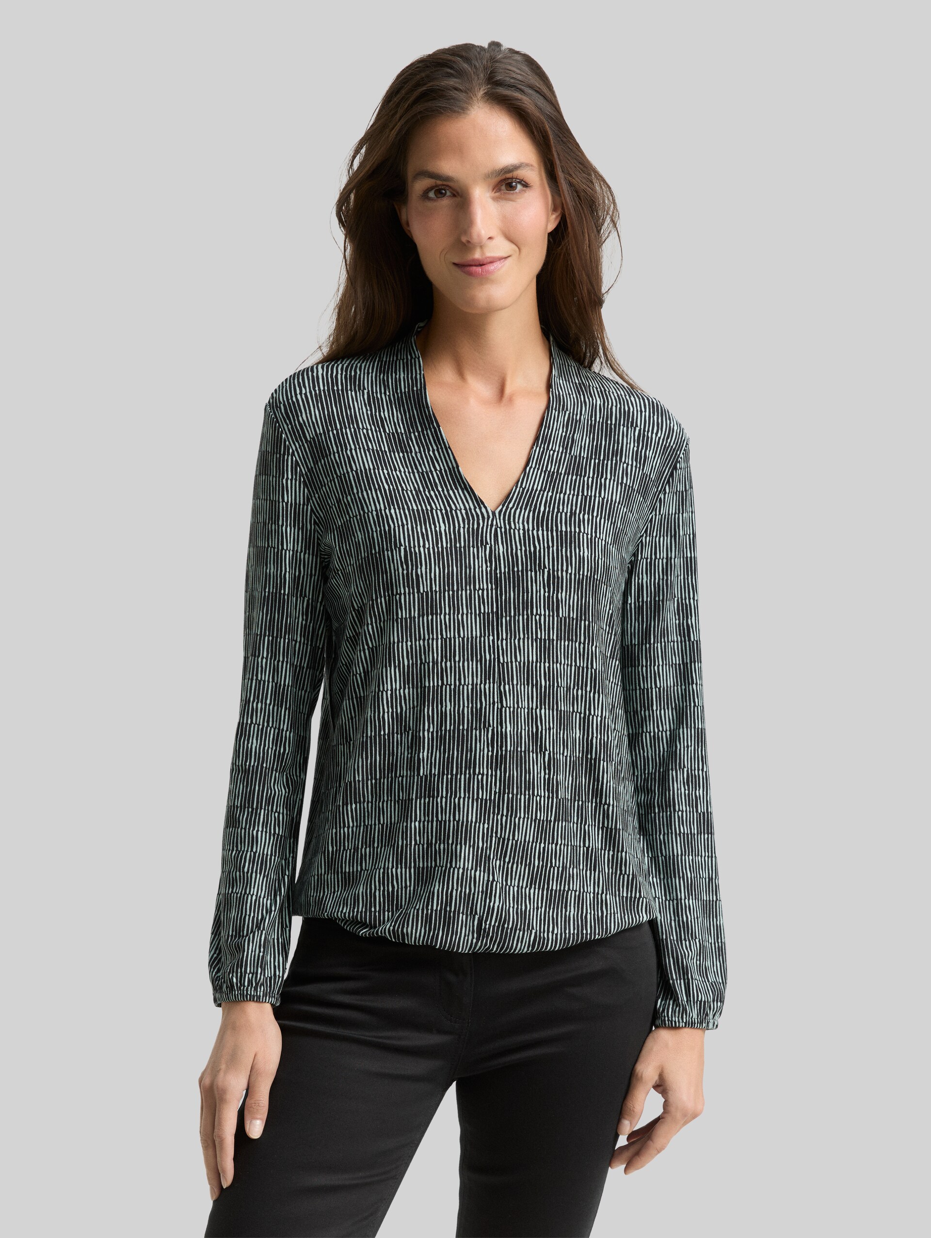 Long-sleeved shirt with pattern - irregular moss graphic design - Neckline model front view