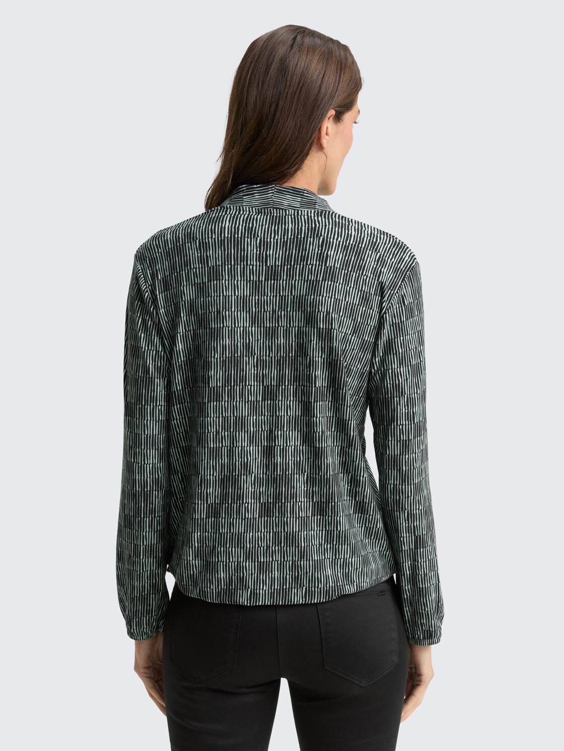 Langarmshirt mit Muster - irregular moss graphic design - Auschnitt Model-Rückansicht