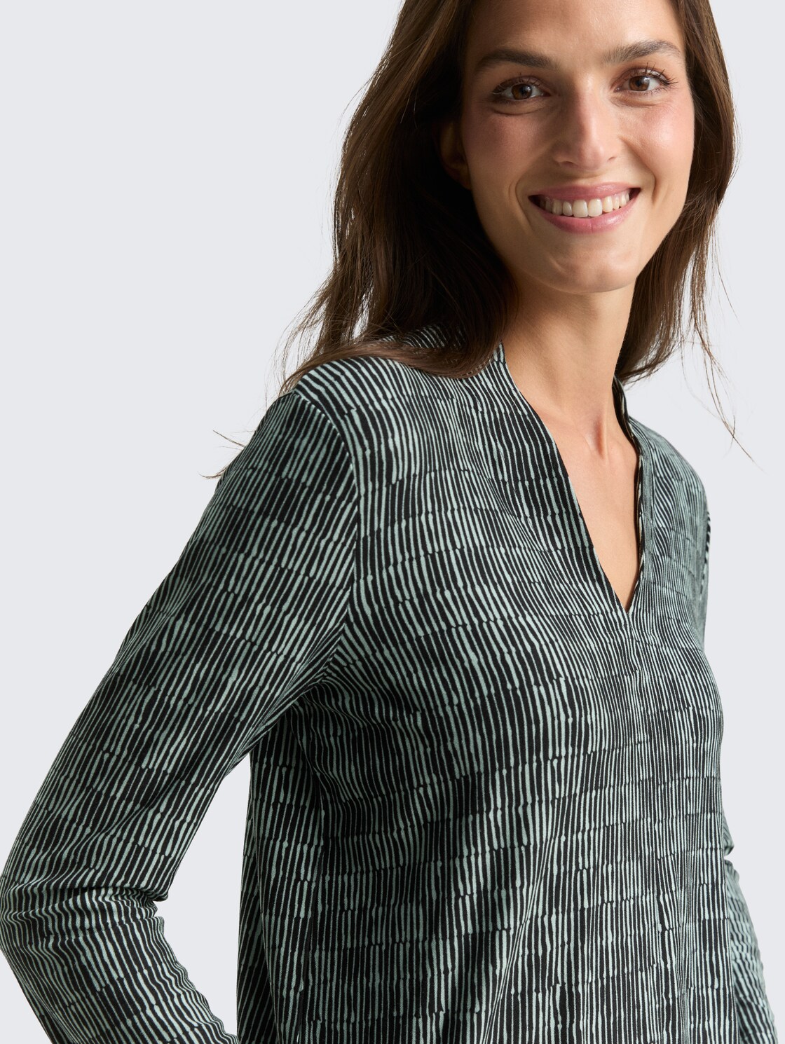 Langarmshirt mit Muster - irregular moss graphic design - Detail-Model-Ansicht