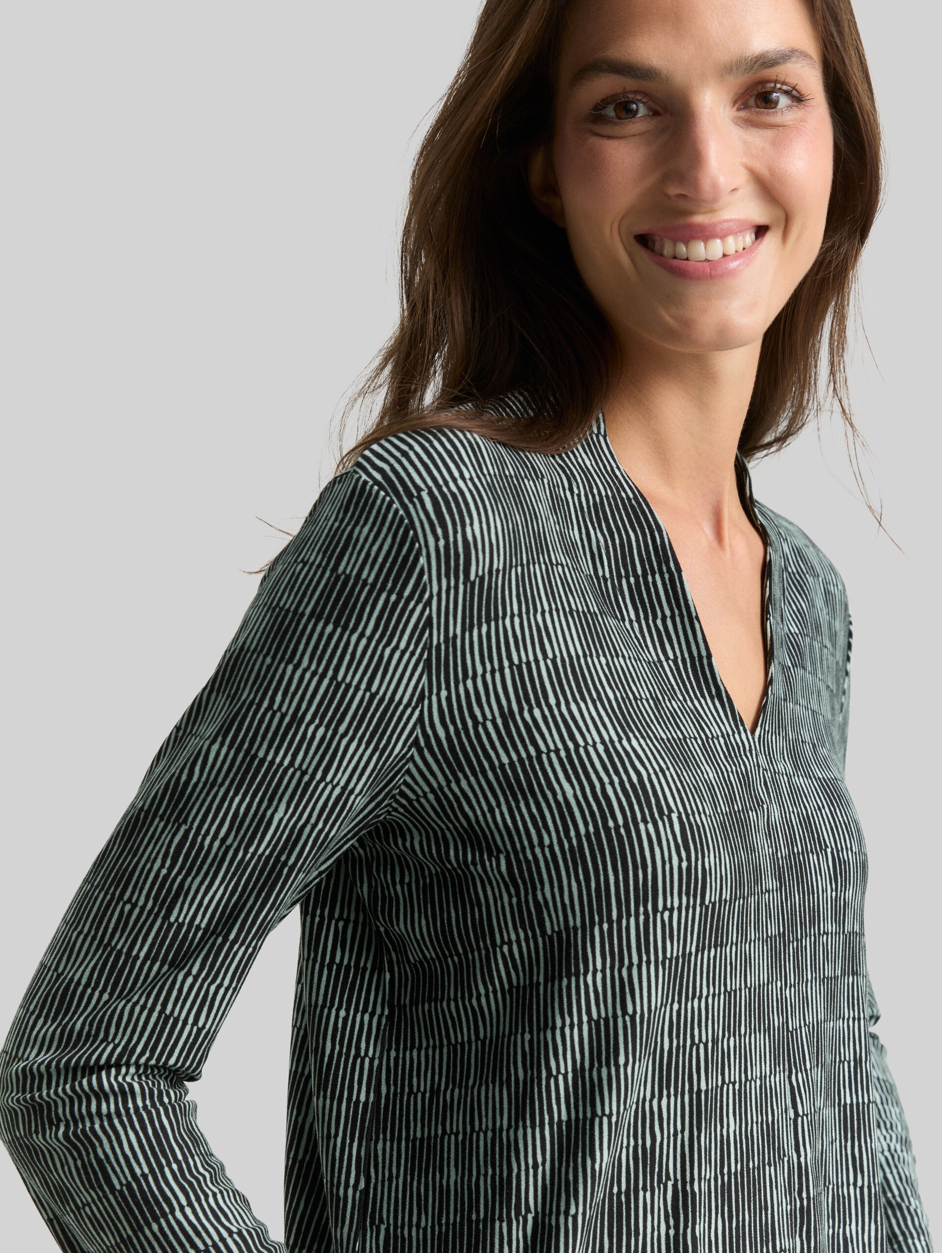 Long-sleeved shirt with pattern - irregular moss graphic design - Detail model view