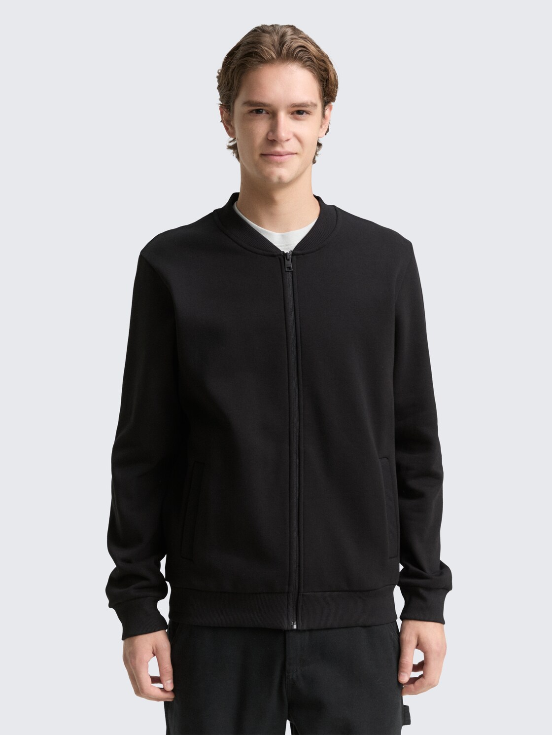 Sweatjacke mit Bomberkragen - Black - Ausschnitt Model-Vorderansicht