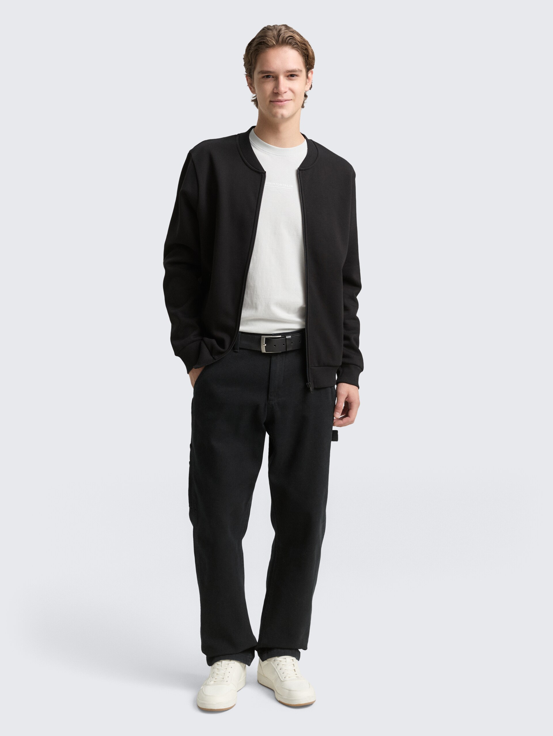 Sweatjacke mit Bomberkragen - Black - Model-Vorderansicht