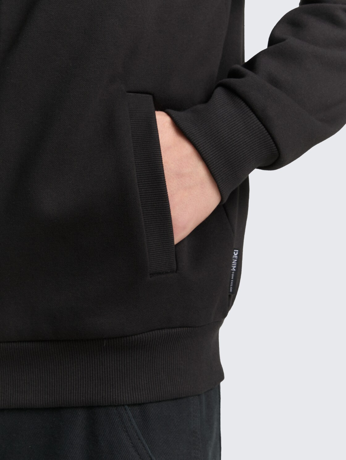 Sweatjacke mit Bomberkragen - Black - Detail-Model-Ansicht