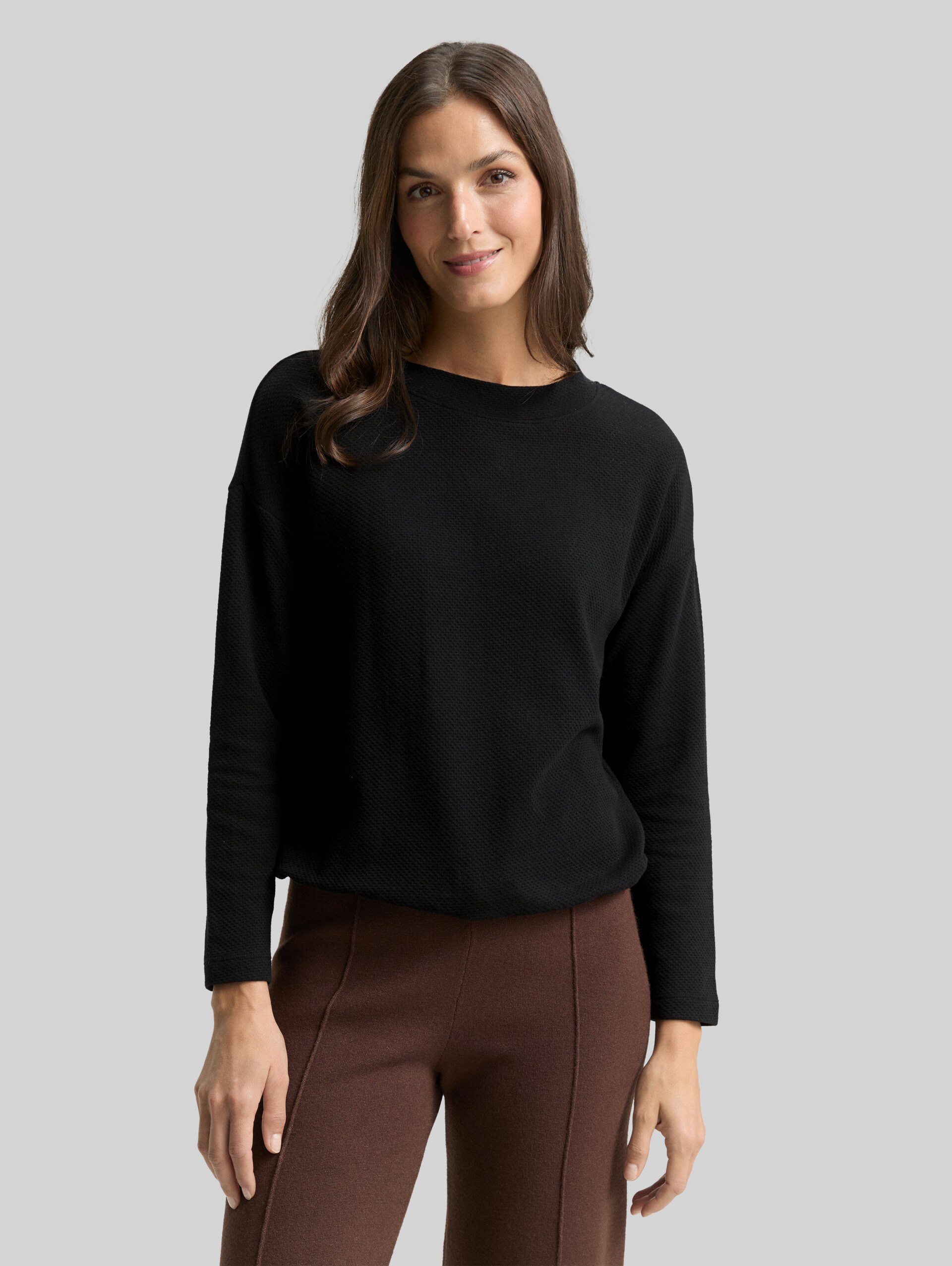 Loose-fit sweatshirt - deep black - Neckline model front view