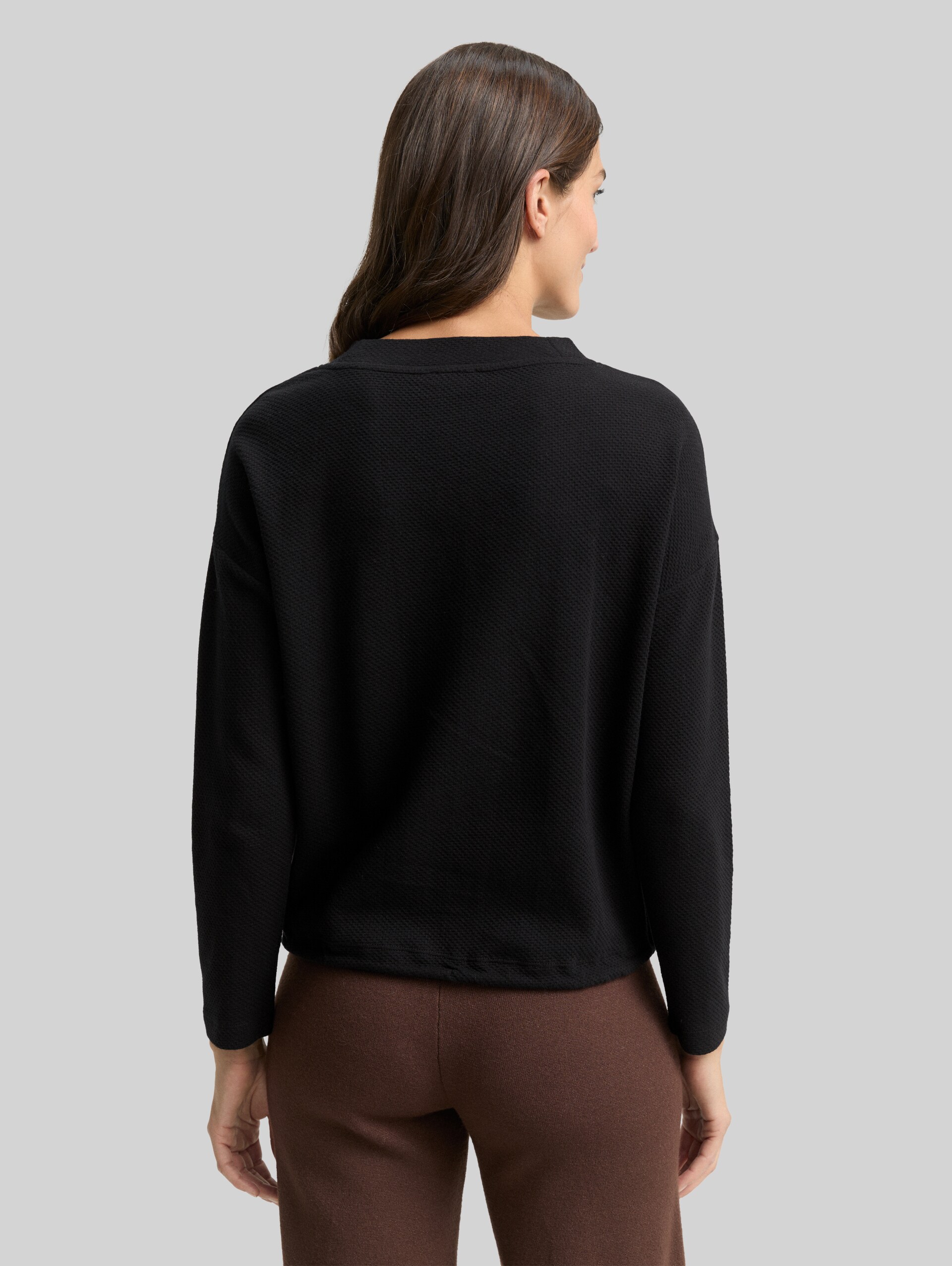 Loose-fit sweatshirt - deep black - Neckline model-back view