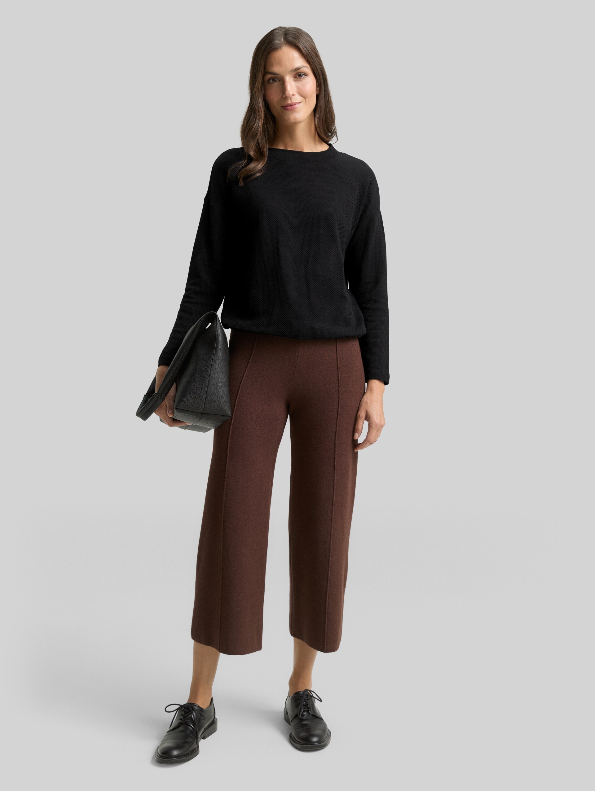 Loose-fit sweatshirt - deep black - Model front view