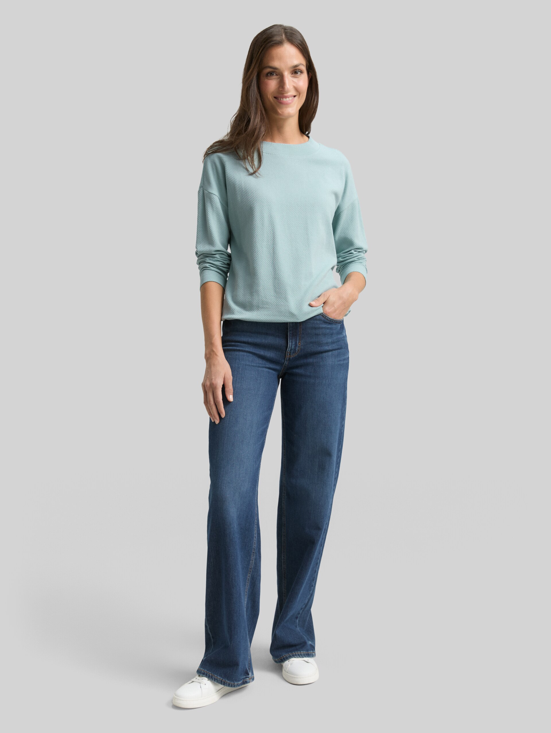 Loose-fit sweatshirt - white moss - Model front view