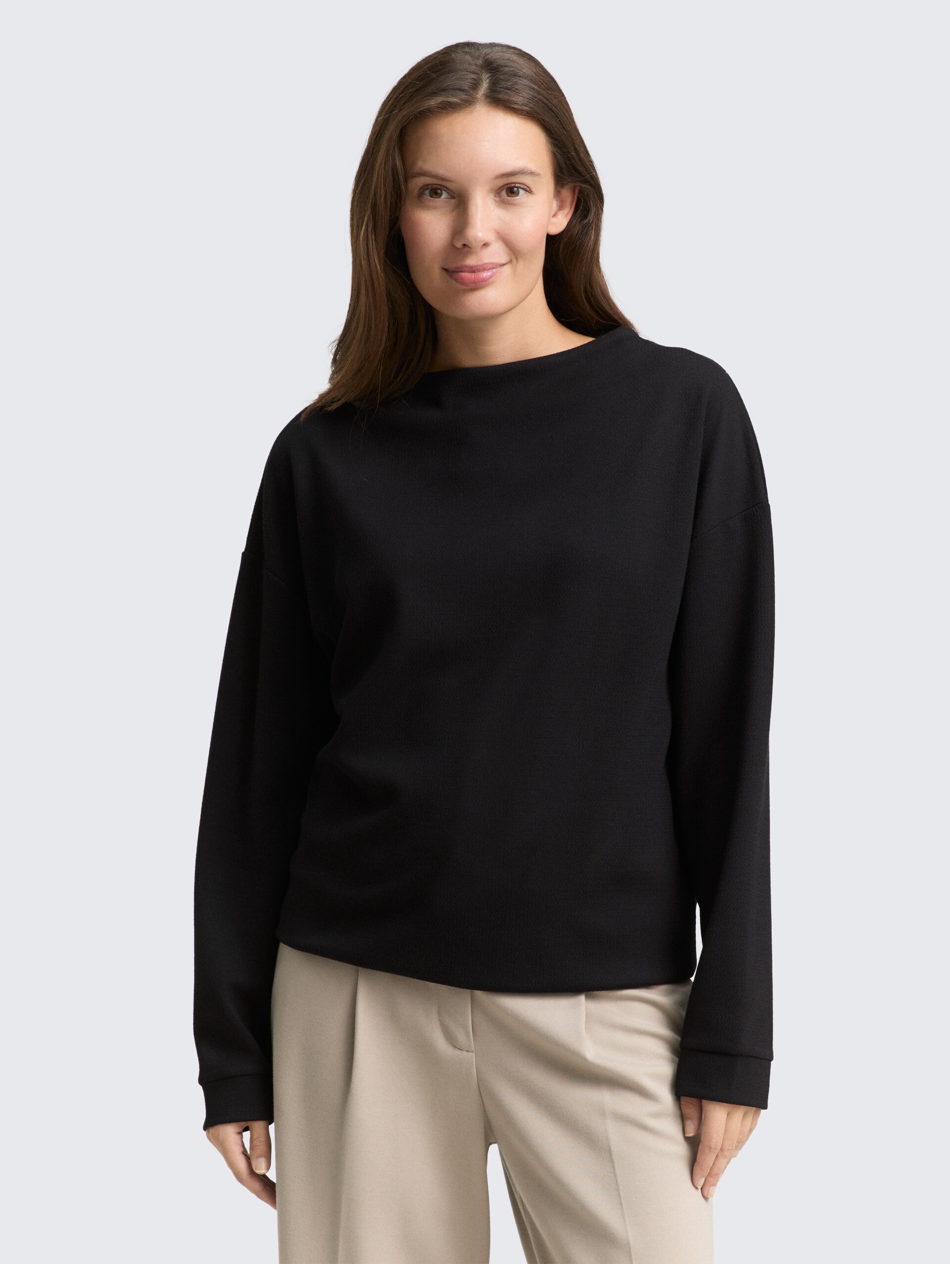 Loose Fit Sweatshirt mit Stehkragen - deep black - Ausschnitt Model-Vorderansicht