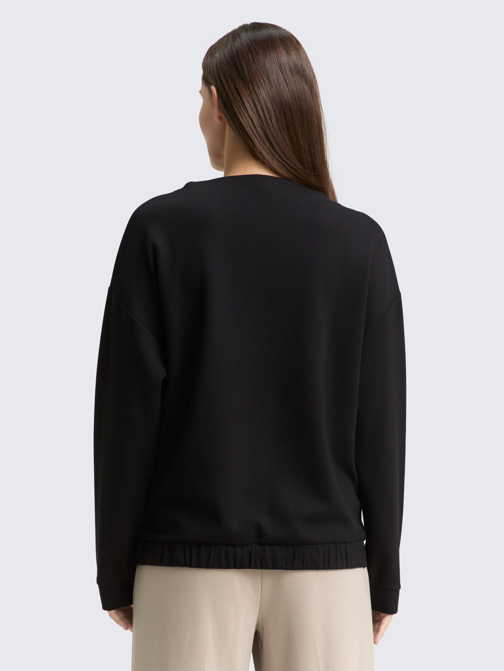 Loose Fit Sweatshirt mit Stehkragen - deep black - Auschnitt Model-Rückansicht