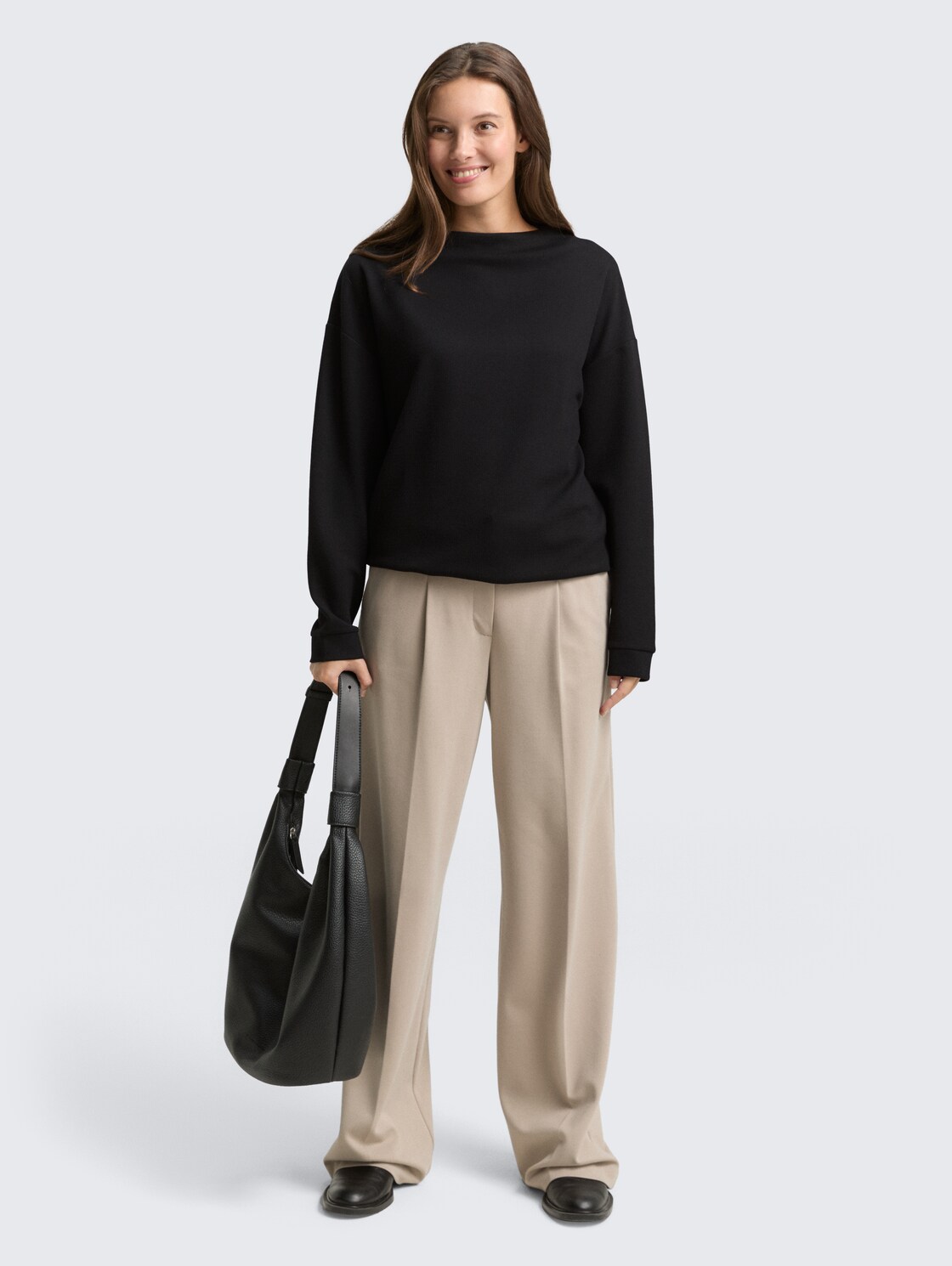 Loose Fit Sweatshirt mit Stehkragen - deep black - Model-Vorderansicht