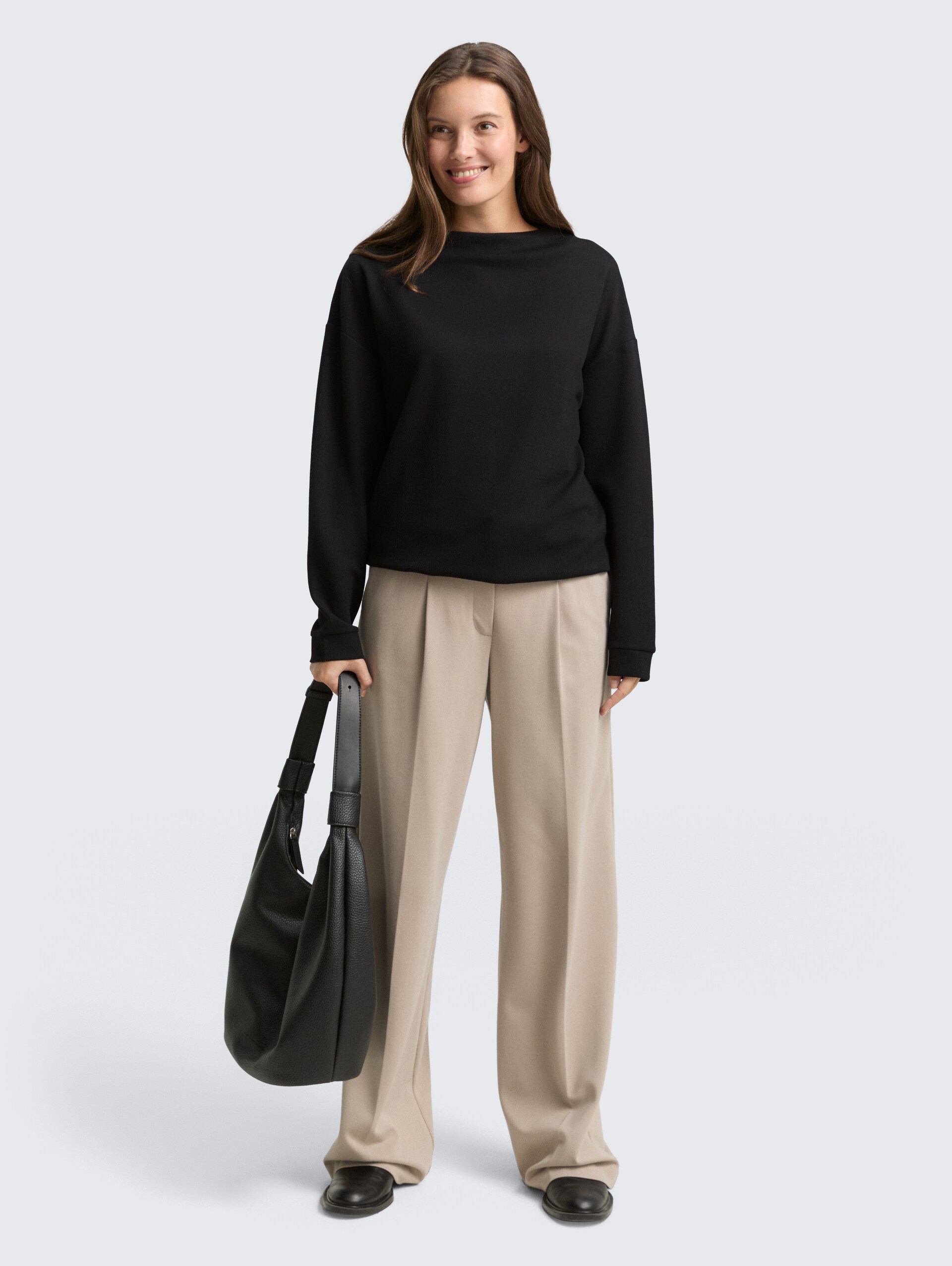 Loose Fit Sweatshirt mit Stehkragen - deep black - Model-Vorderansicht
