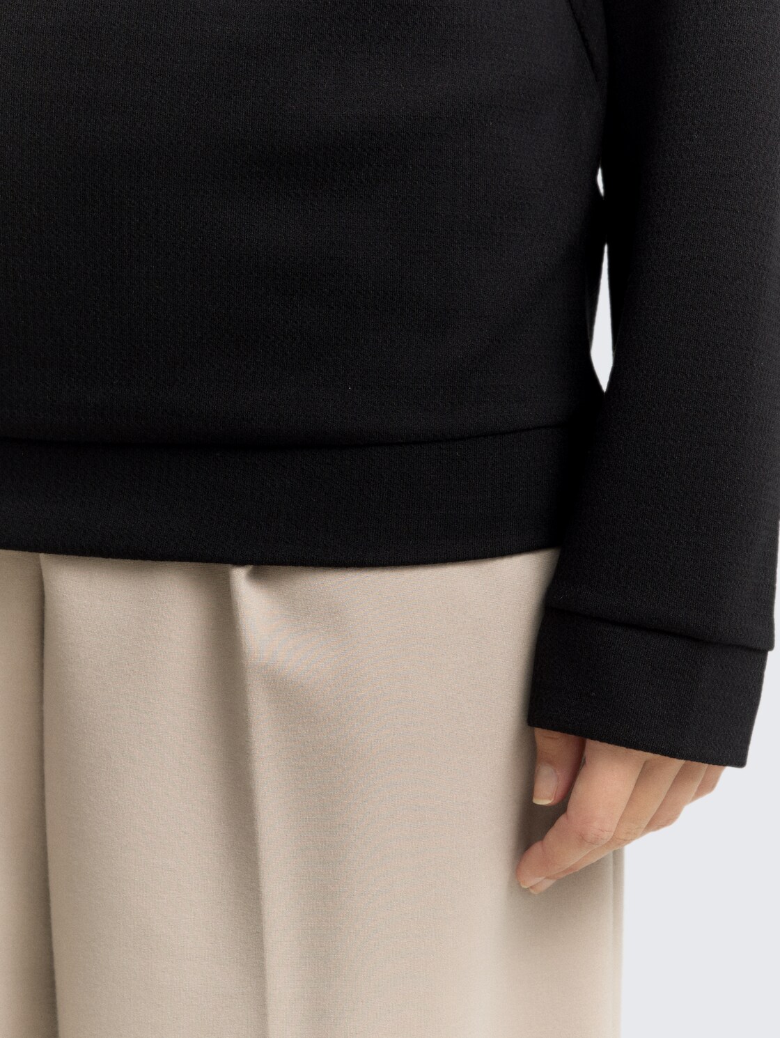 Loose Fit Sweatshirt mit Stehkragen - deep black - Detail-Model-Ansicht