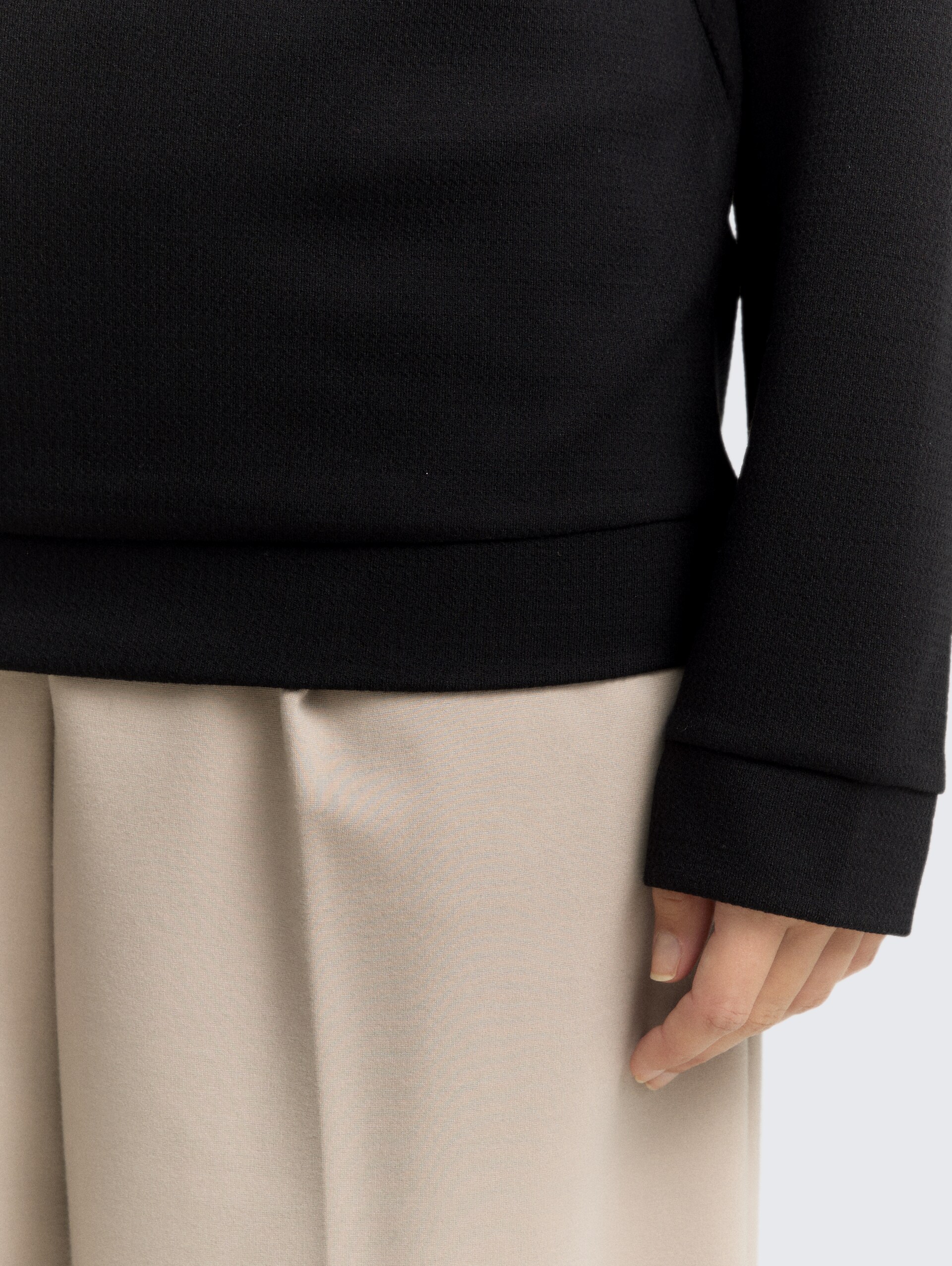 Loose Fit Sweatshirt mit Stehkragen - deep black - Detail-Model-Ansicht