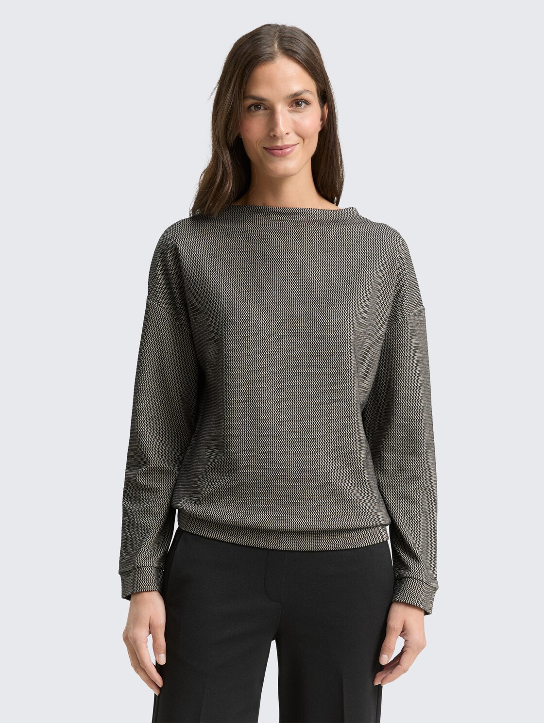 Loose Fit Sweatshirt mit Stehkragen - black beige wave structure - Ausschnitt Model-Vorderansicht