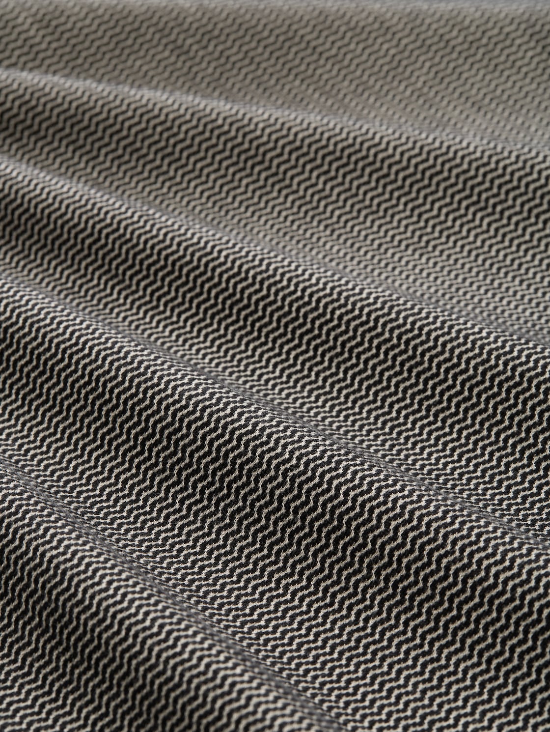 Loose Fit Sweatshirt mit Stehkragen - black beige wave structure - Material-Ansicht