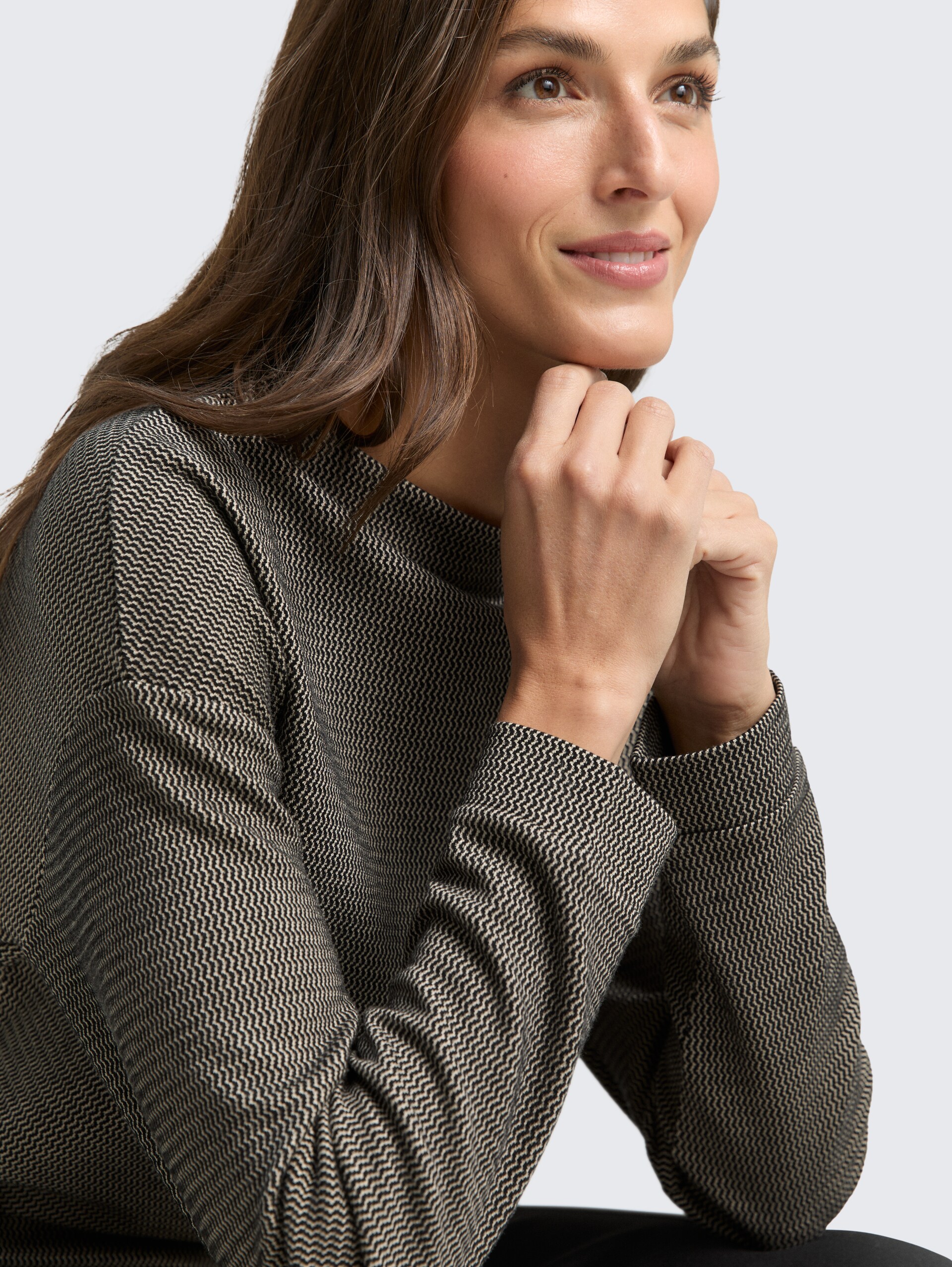 Loose fit sweatshirt met opstaande kraag - black beige wave structure - Detailaanzicht model