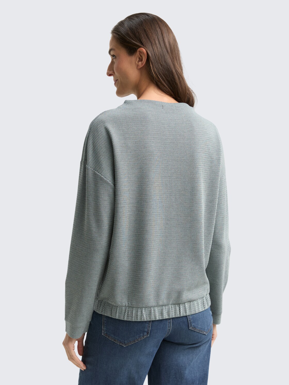 Loose Fit Sweatshirt mit Stehkragen - black moss wave structure - Auschnitt Model-Rückansicht