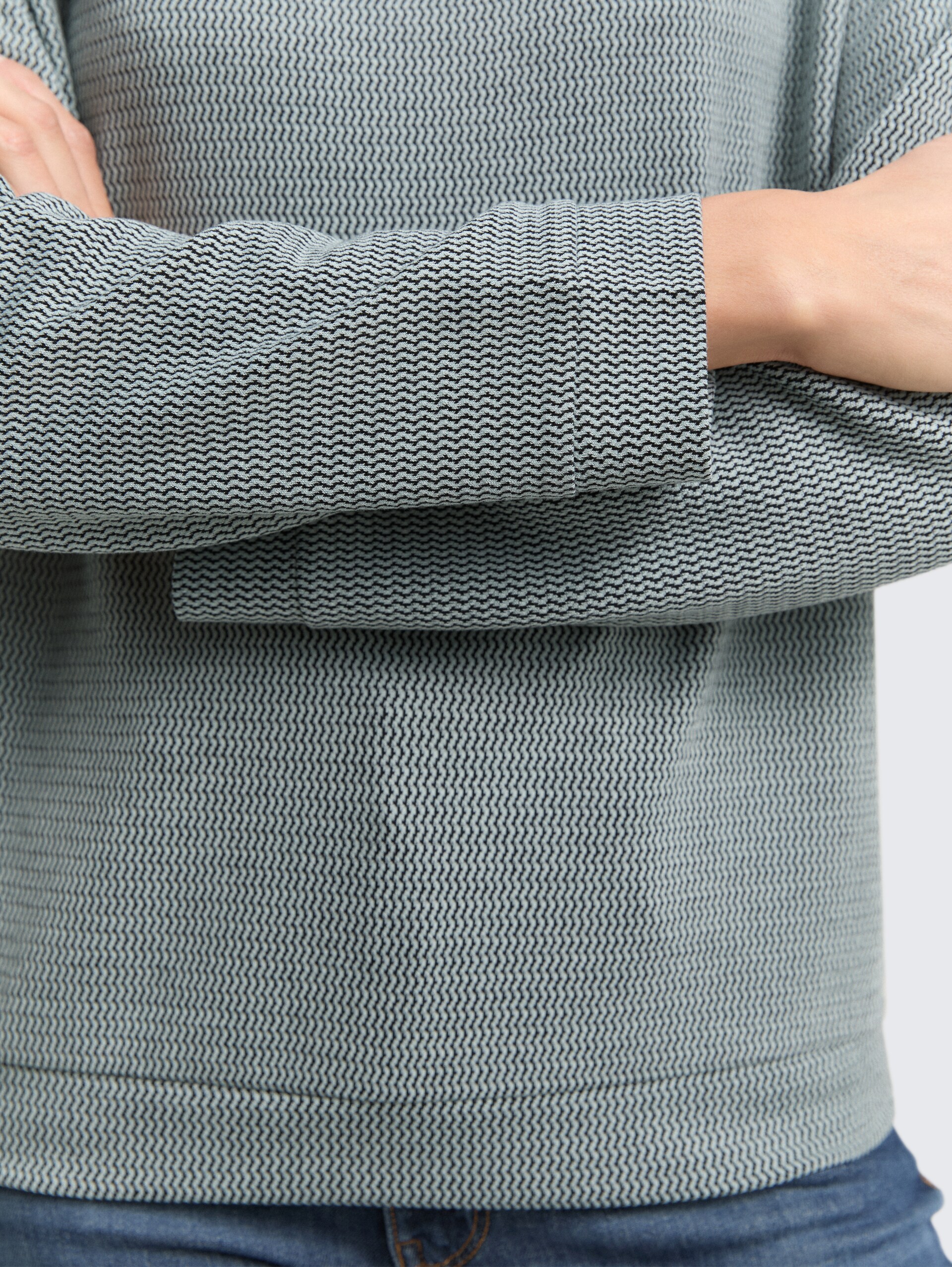 Loose Fit Sweatshirt mit Stehkragen - black moss wave structure - Detail-Model-Ansicht