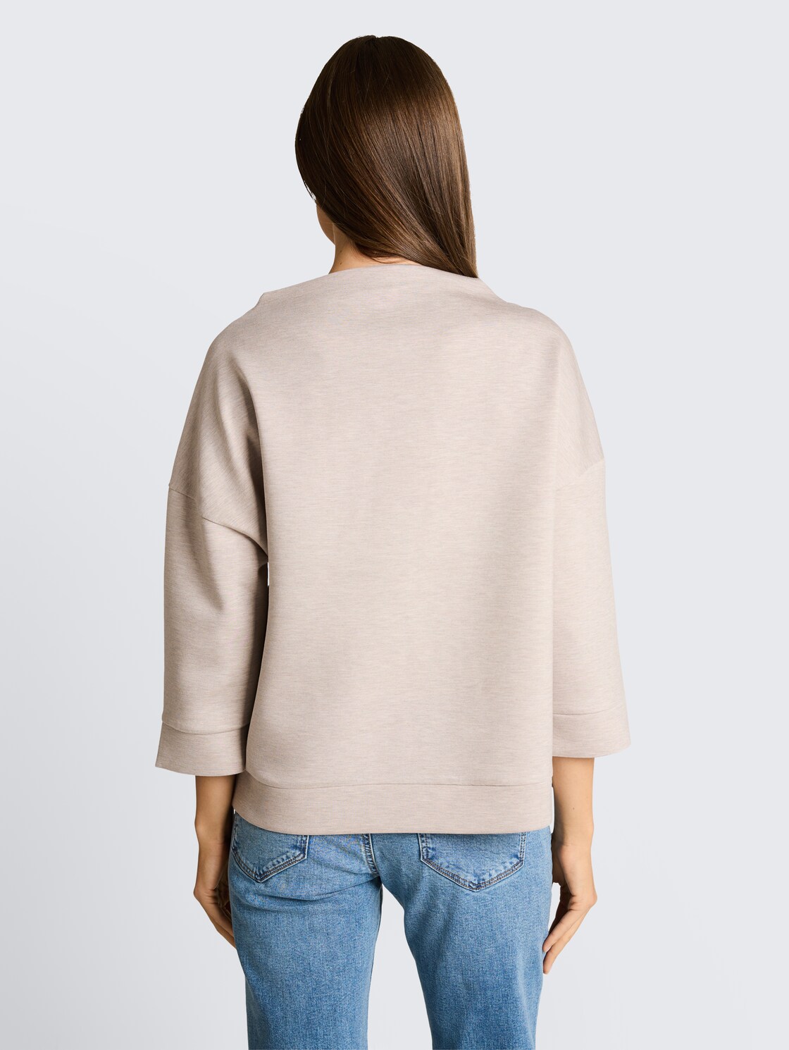 Boxy Fit Sweatshirt mit Stehkragen - dark clouds grey melange - Auschnitt Model-Rückansicht