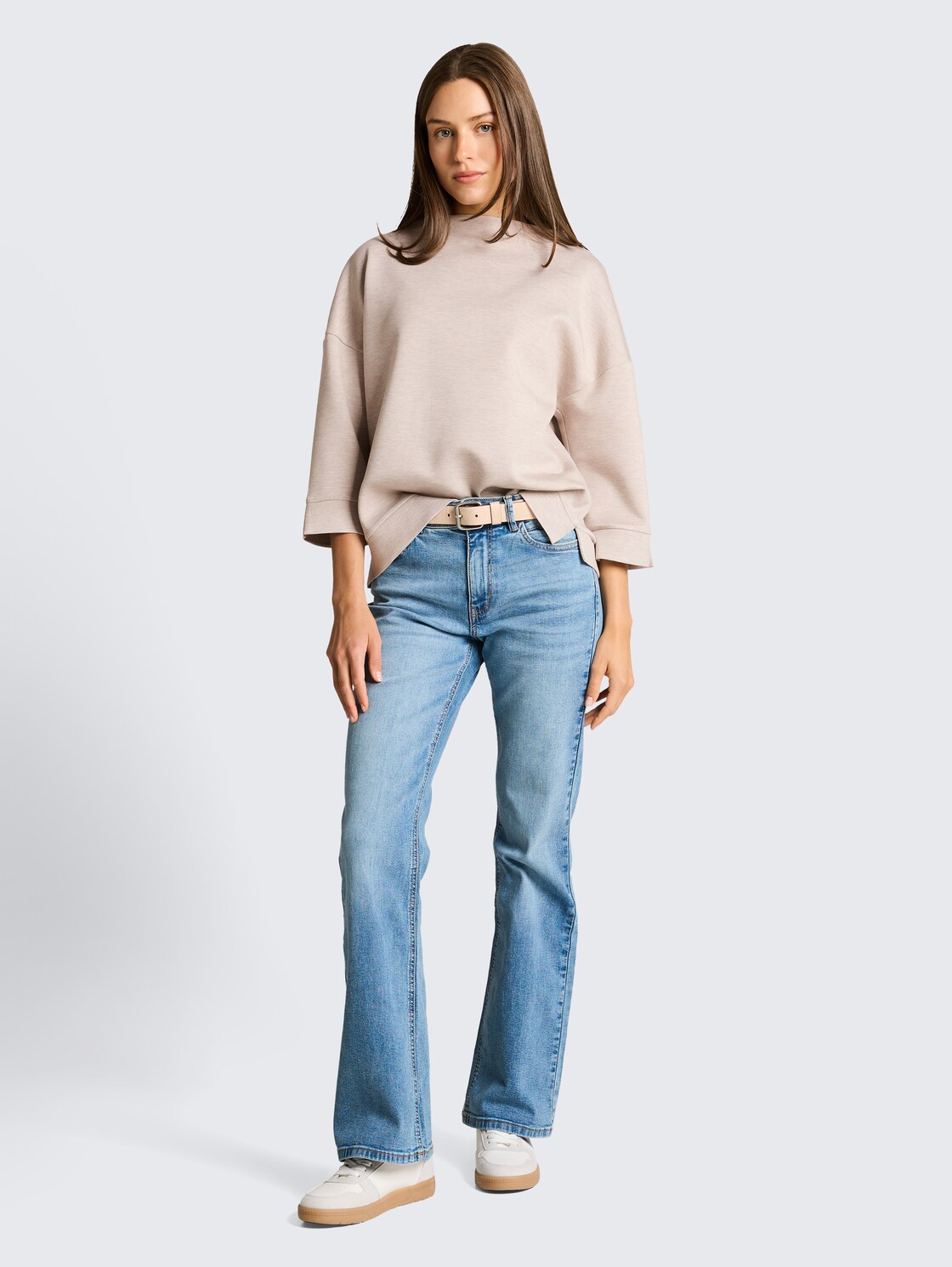 Boxy Fit Sweatshirt mit Stehkragen - dark clouds grey melange - Model-Vorderansicht