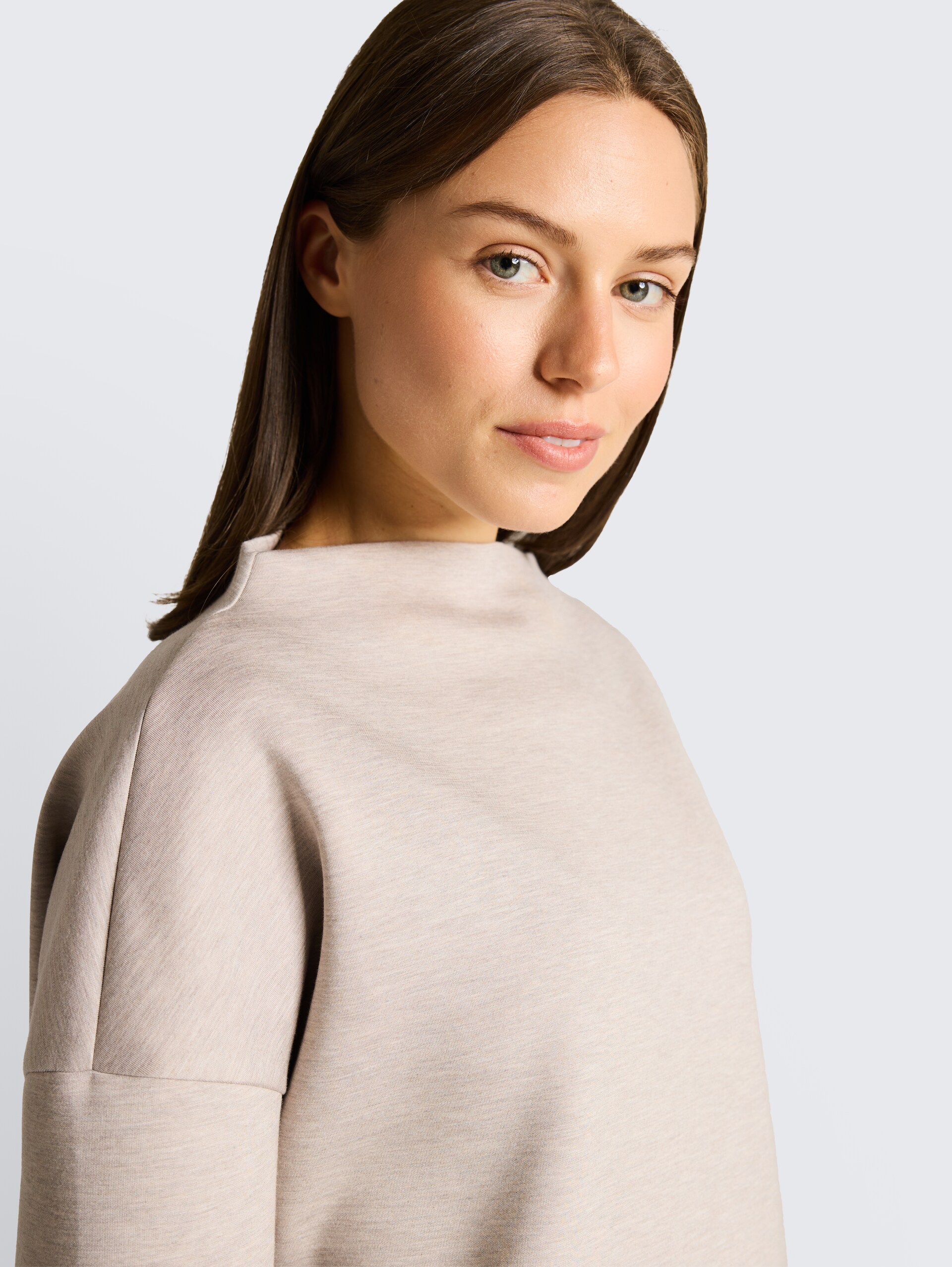 Boxy Fit Sweatshirt mit Stehkragen - dark clouds grey melange - Detail-Model-Ansicht
