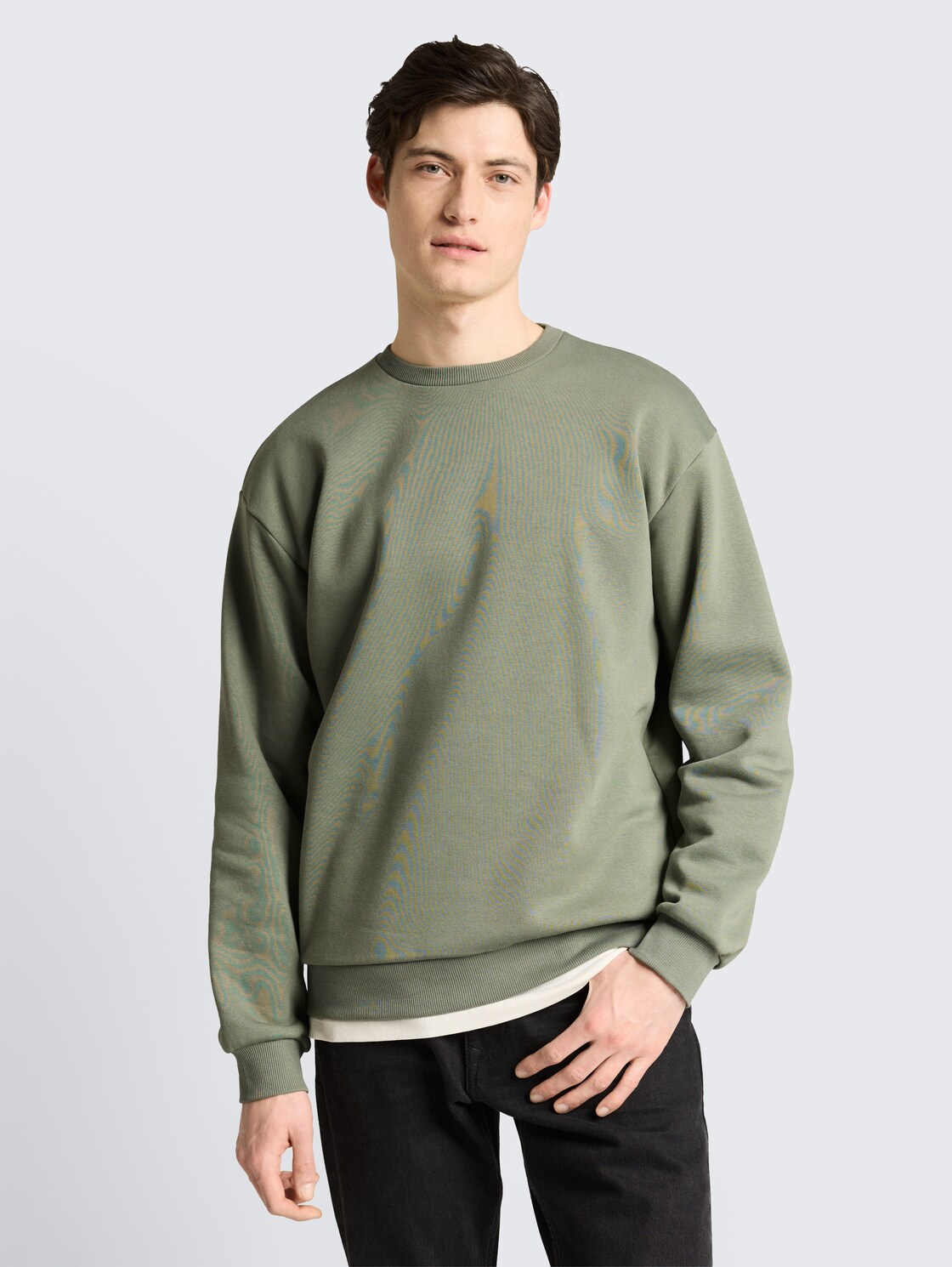 Basic Sweatshirt - dusty mid olive - Ausschnitt Model-Vorderansicht