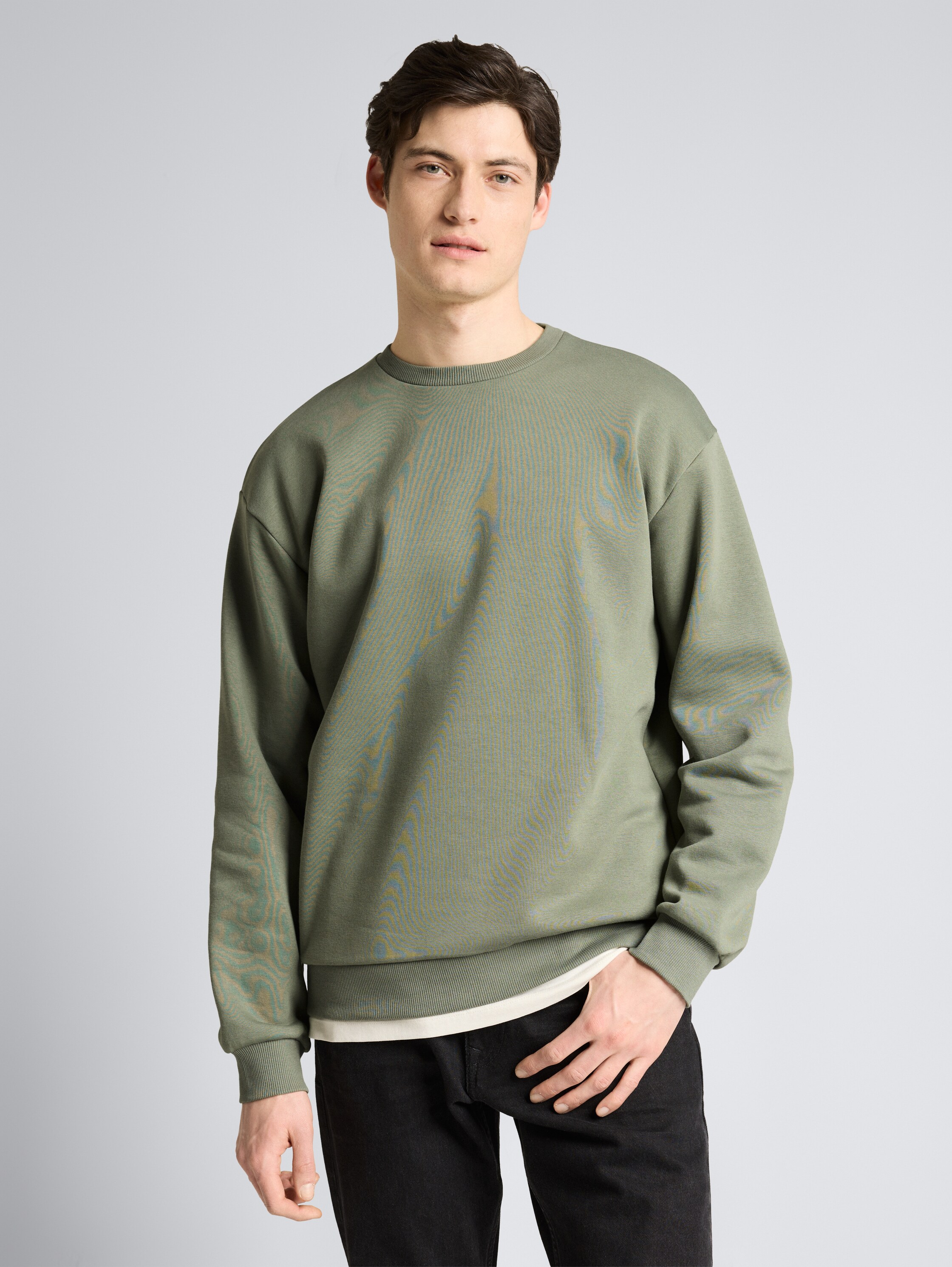 Basic Sweatshirt - dusty mid olive - Ausschnitt Model-Vorderansicht