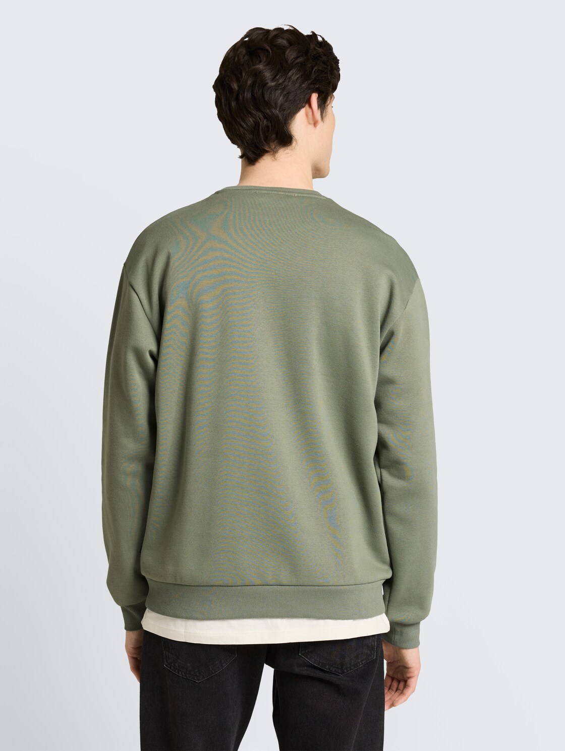 Basic Sweatshirt - dusty mid olive - Auschnitt Model-Rückansicht