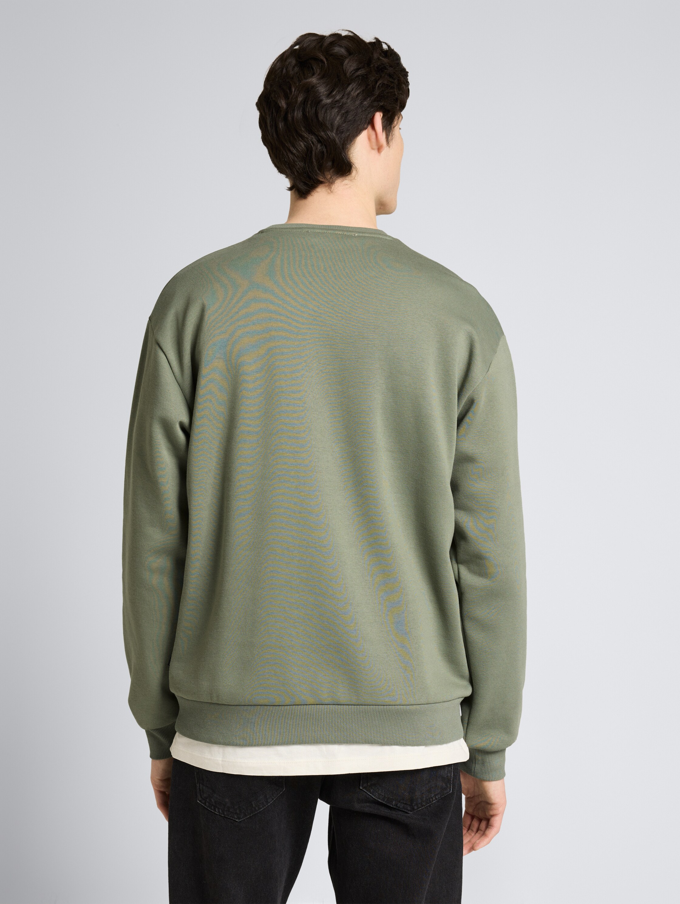 Basic Sweatshirt - dusty mid olive - Auschnitt Model-Rückansicht