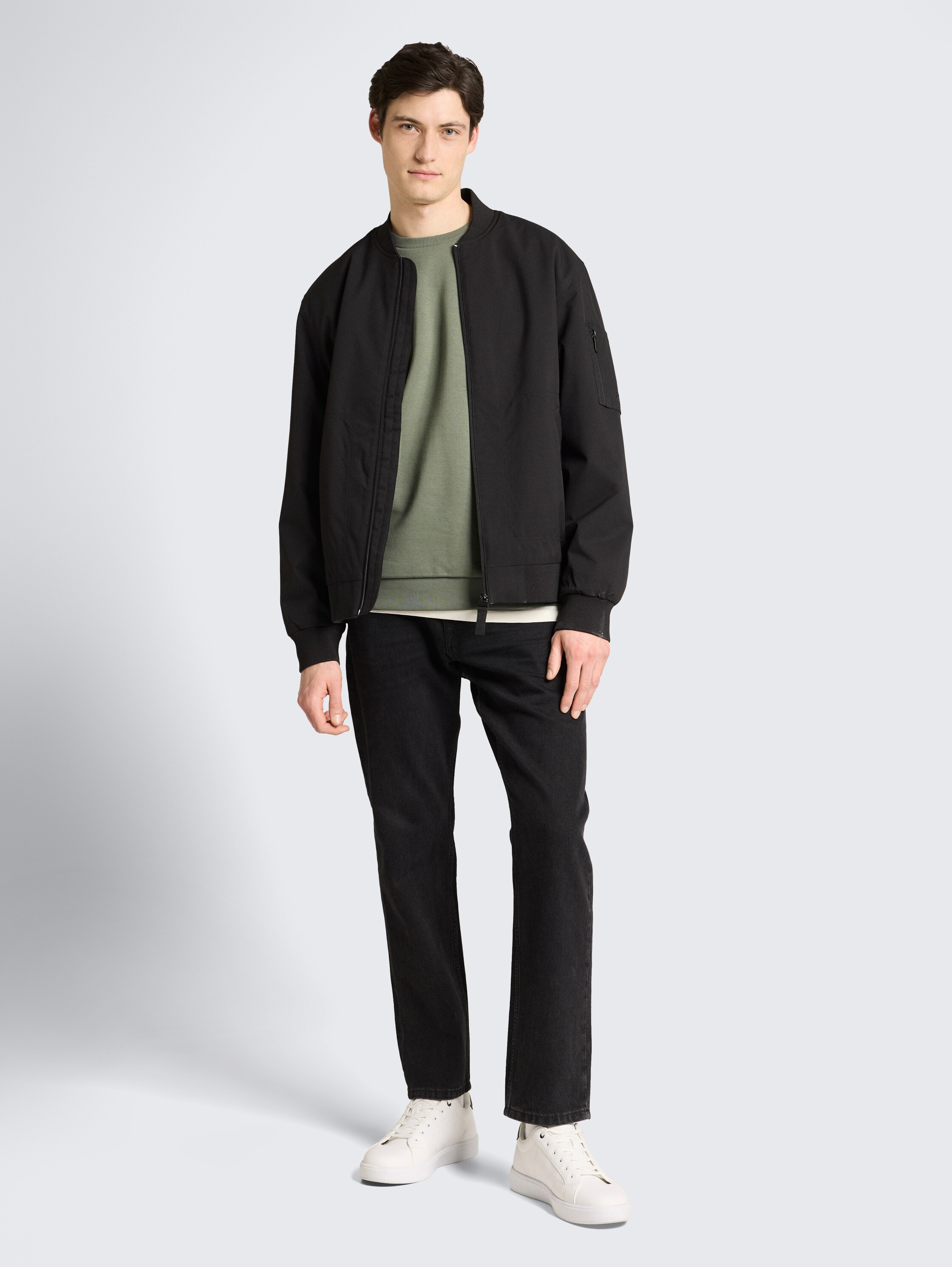 Basic Sweatshirt - dusty mid olive - Model-Vorderansicht