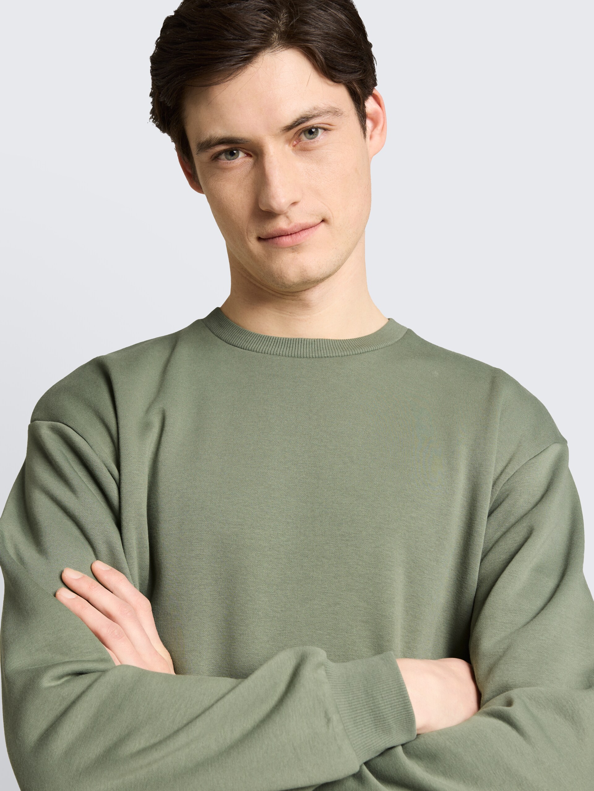 Basic Sweatshirt - dusty mid olive - Detail-Model-Ansicht