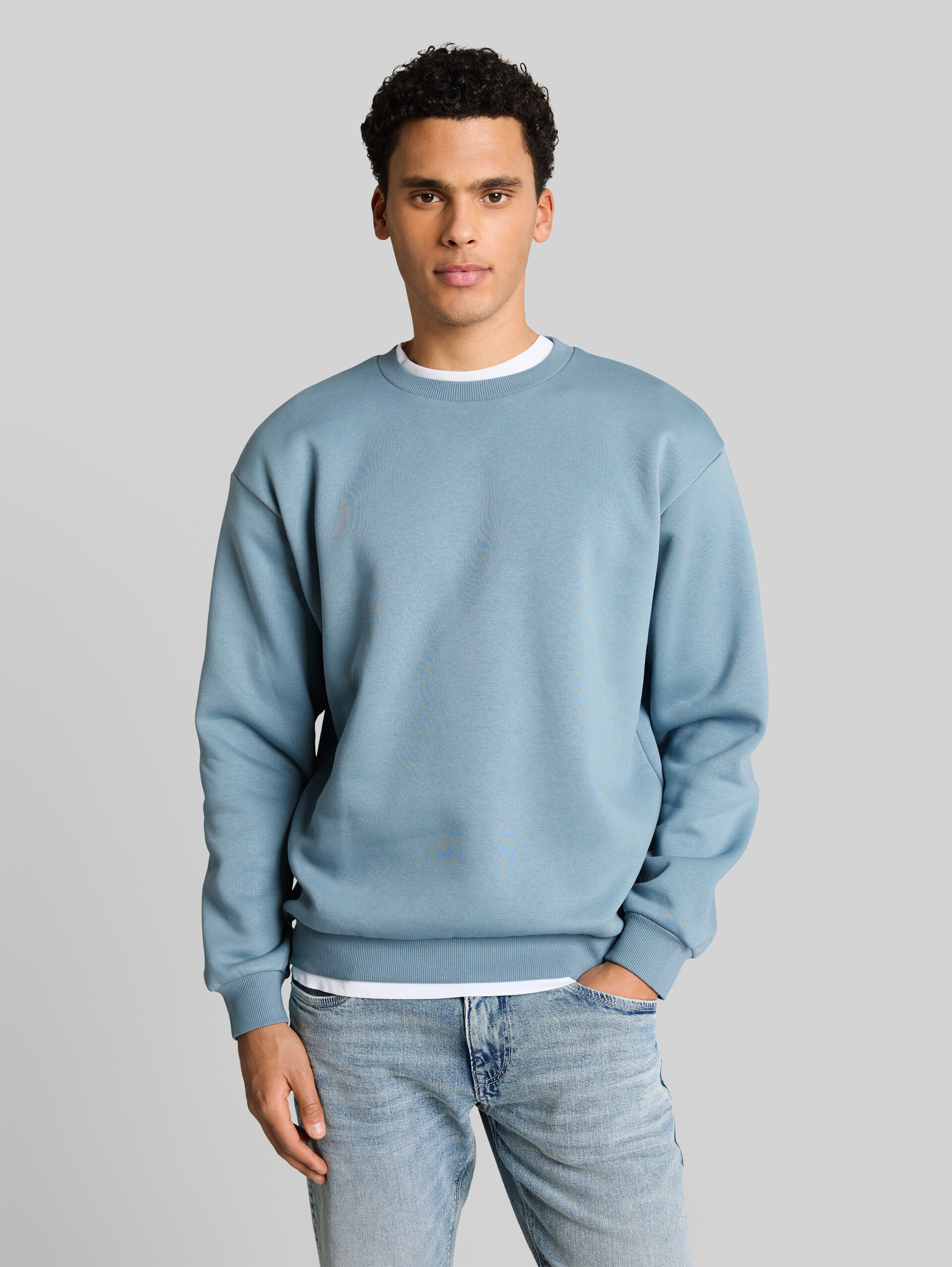 Basic Sweatshirt - citadel blue - Ausschnitt Model-Vorderansicht