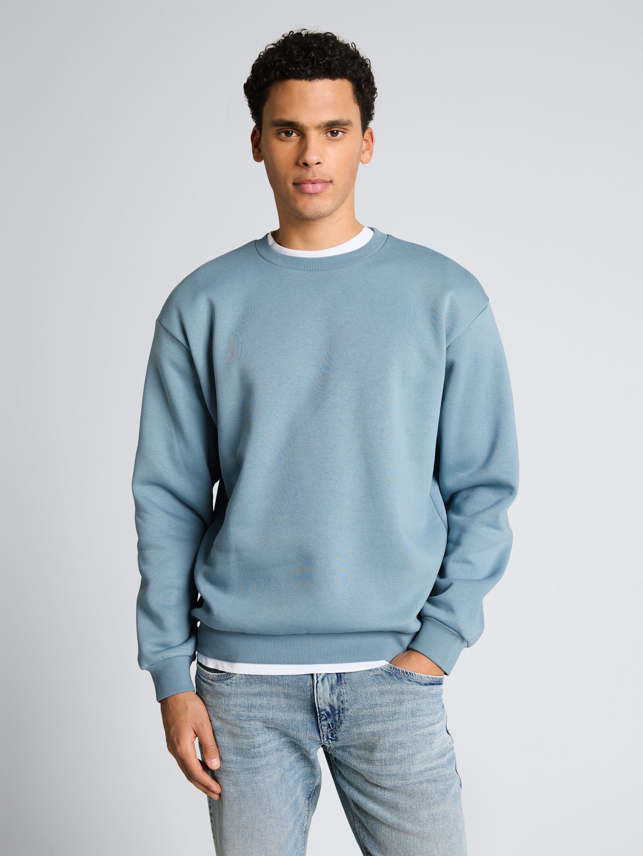 Basic Sweatshirt - citadel blue - Ausschnitt Model-Vorderansicht