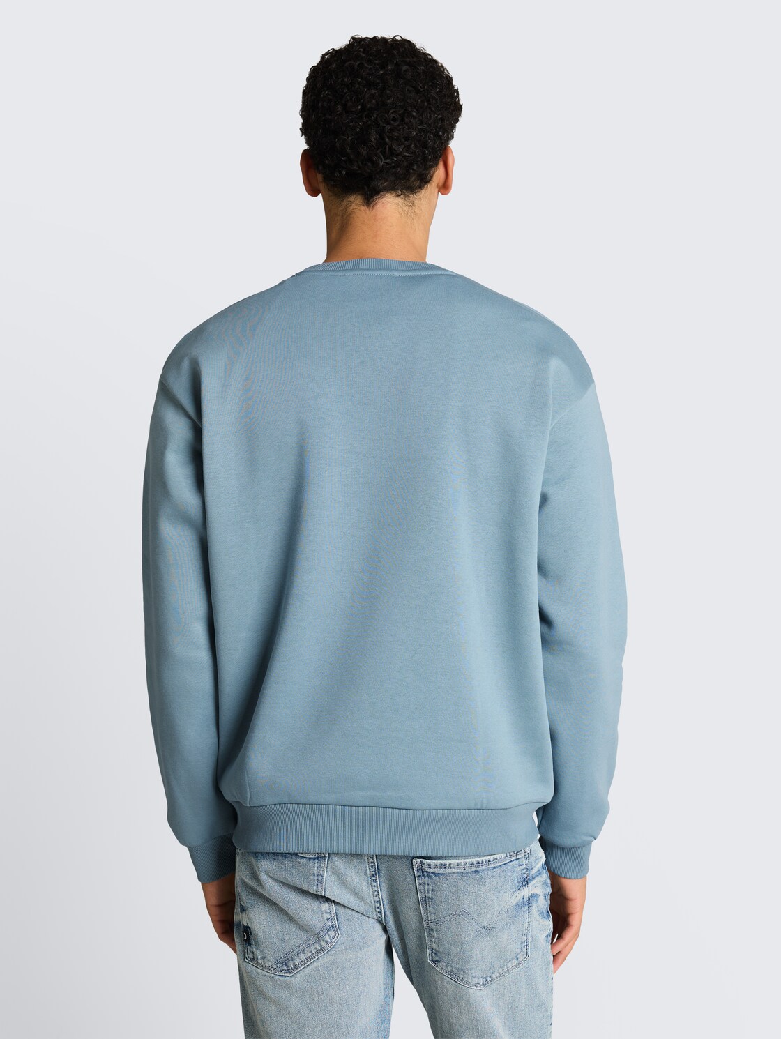 Basic Sweatshirt - citadel blue - Auschnitt Model-Rückansicht