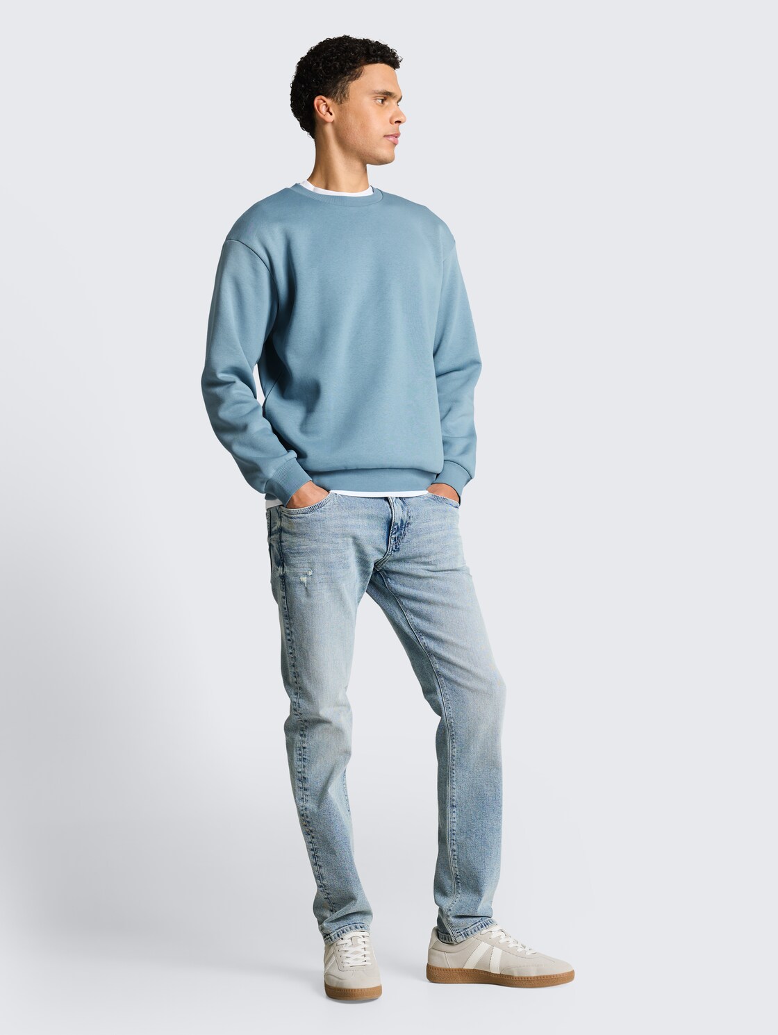 Basic Sweatshirt - citadel blue - Model-Vorderansicht