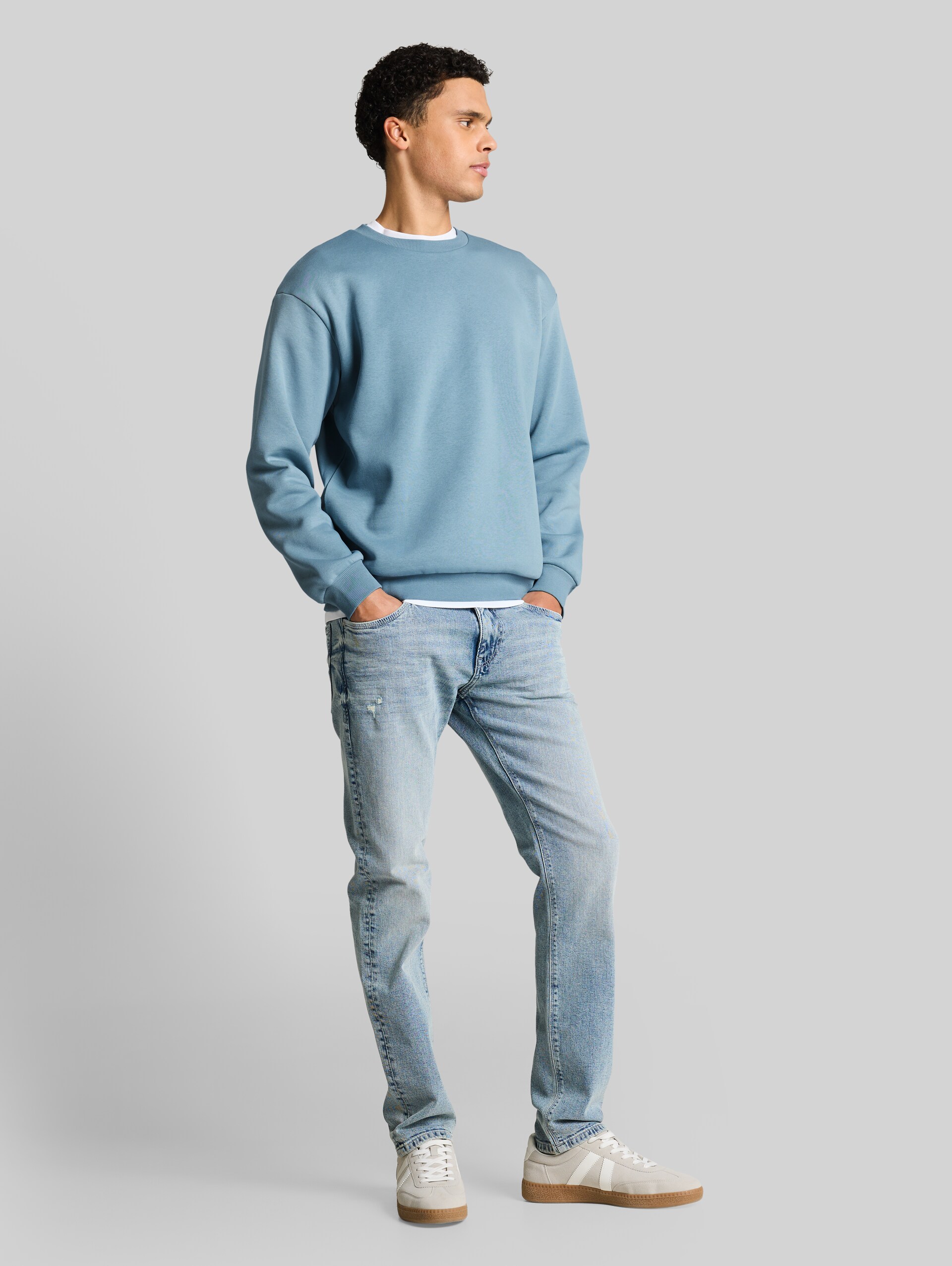 Basic Sweatshirt - citadel blue - Model-Vorderansicht