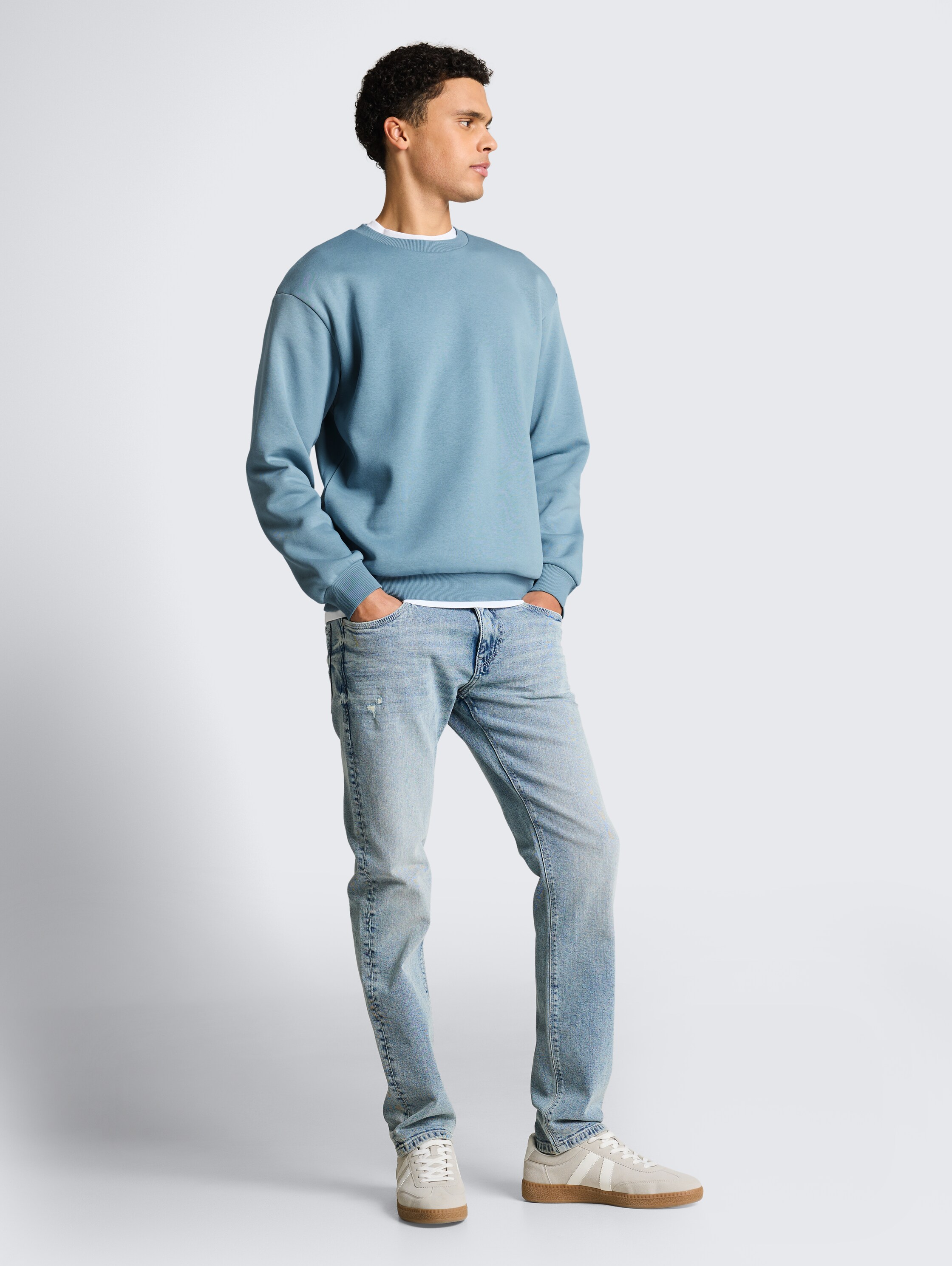 Basic Sweatshirt - citadel blue - Model-Vorderansicht