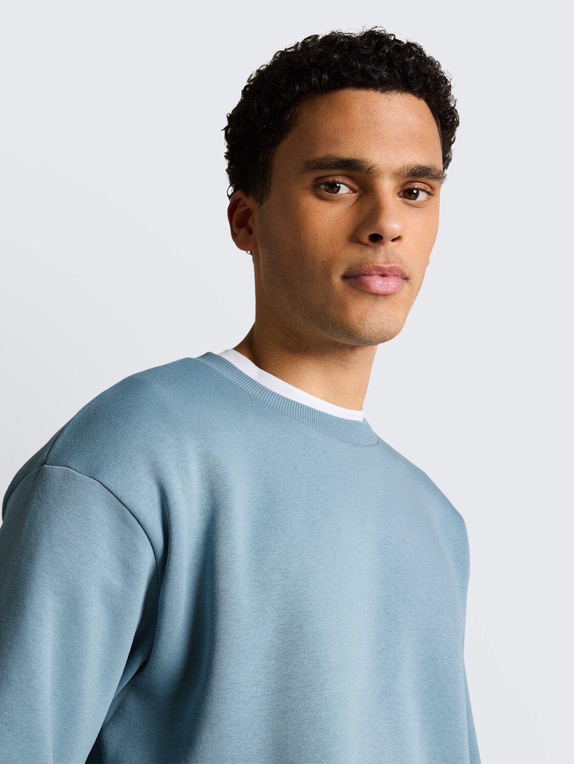Basic Sweatshirt - citadel blue - Detail-Model-Ansicht